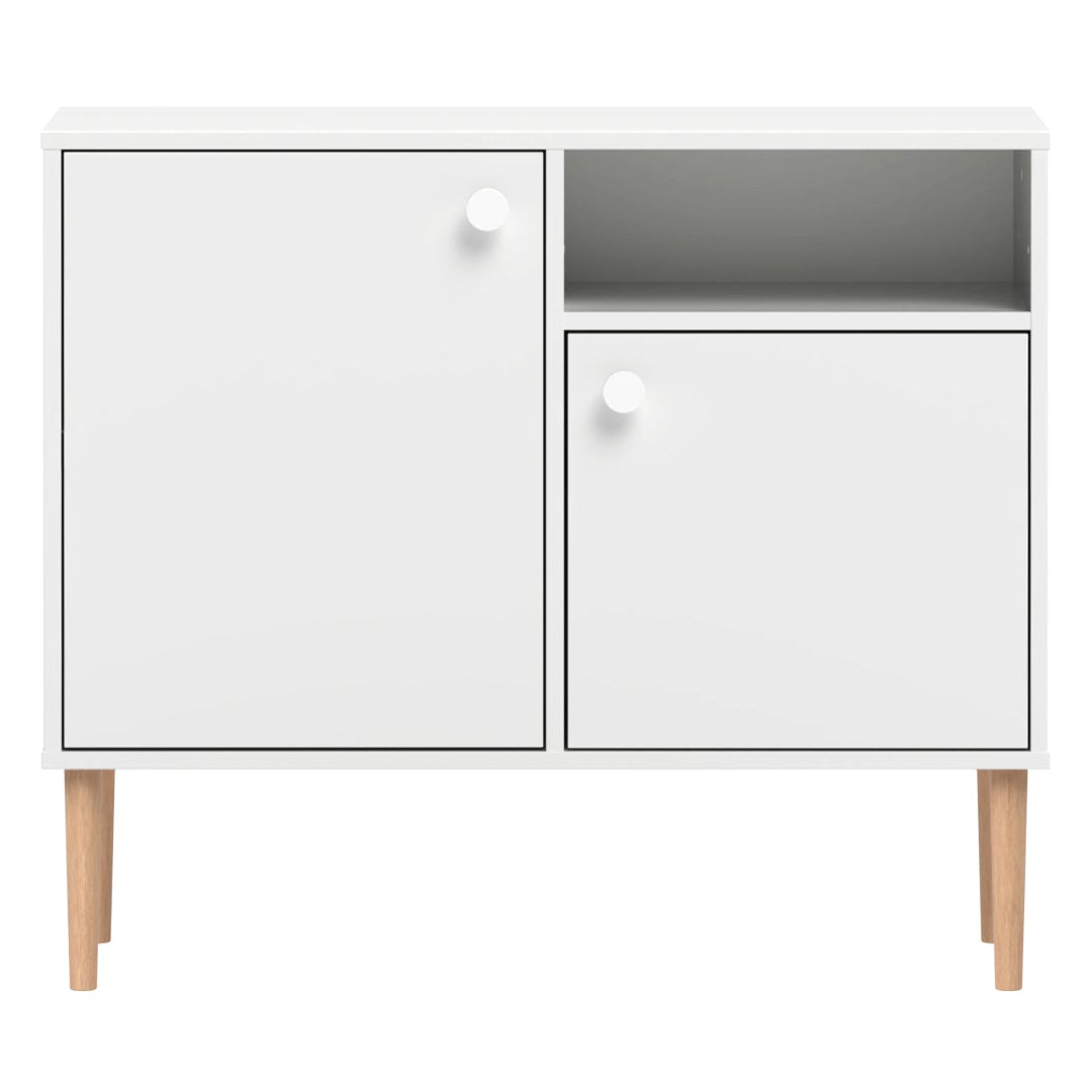 Kokovalkoinen Stemma-lipastokaappi lv-tammijaloilla ja valkoisilla nuppivetimillä.