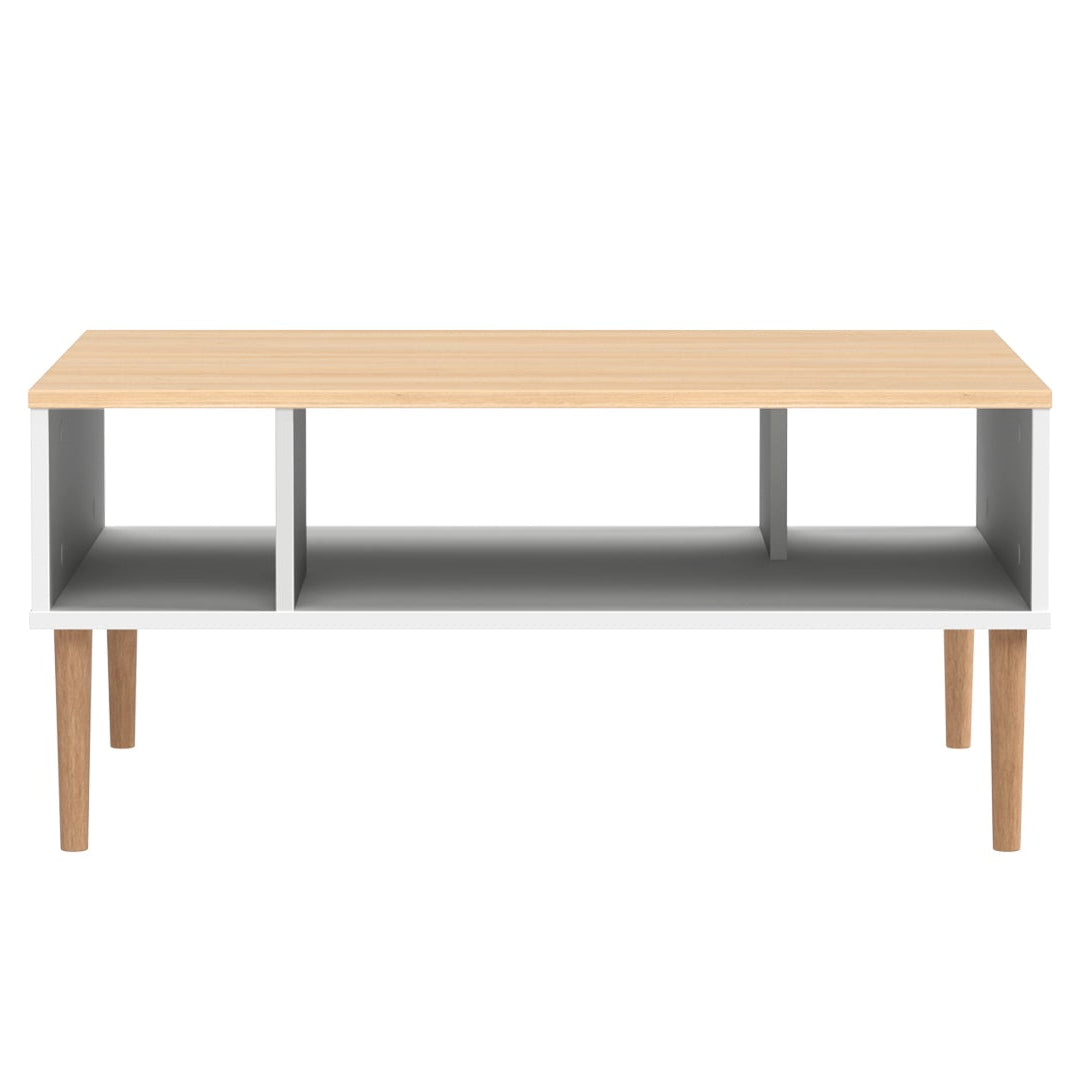 Valkoinen-luonnonvärinen Stemma-sohvapöytä luonnonvärisillä tammijaloilla sekä tammenvärisellä kannella.
