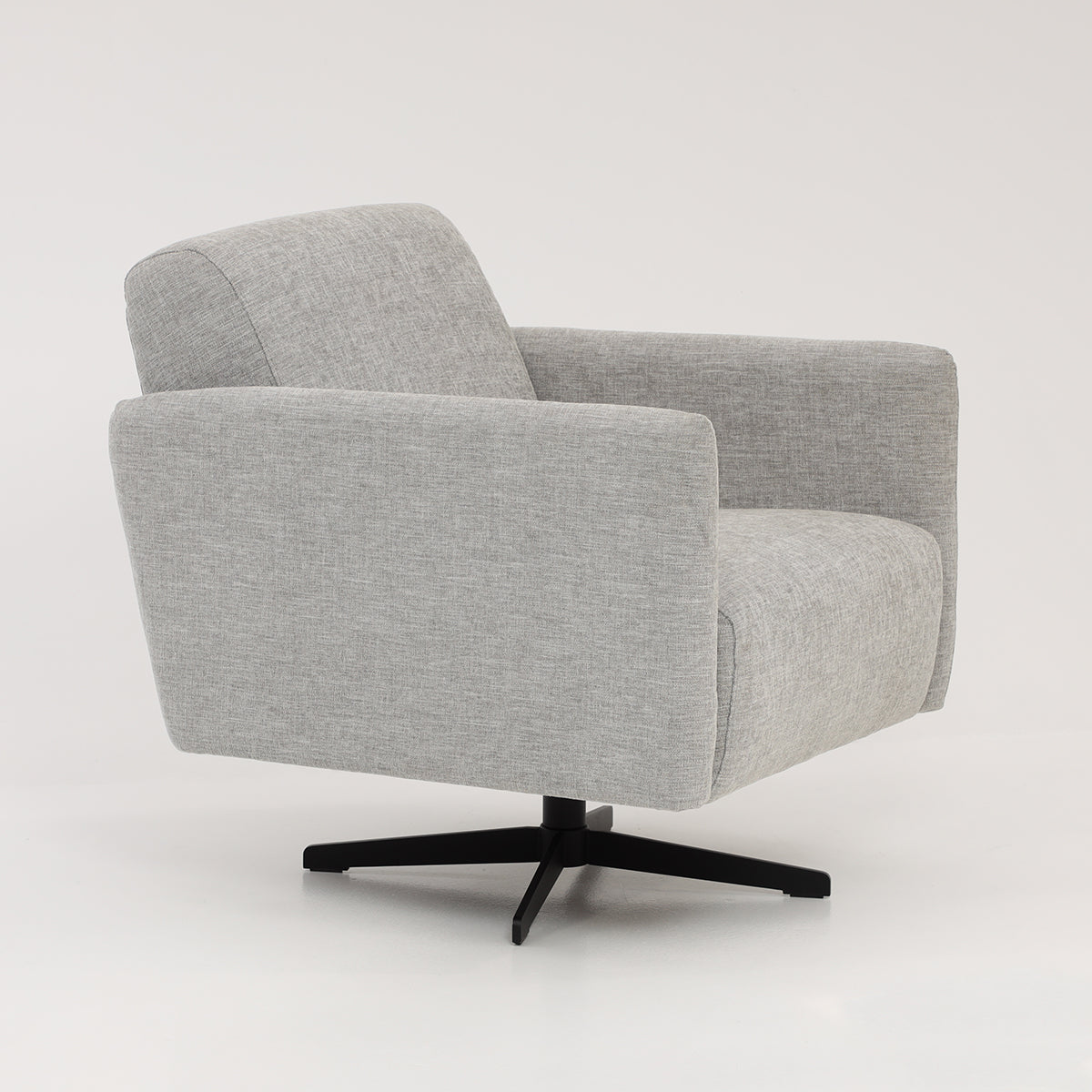 Stockholm-nojatuoli vaaleanharmaalla Oliver 173 -kangasverhoilulla ja mustalla sakarajalalla.