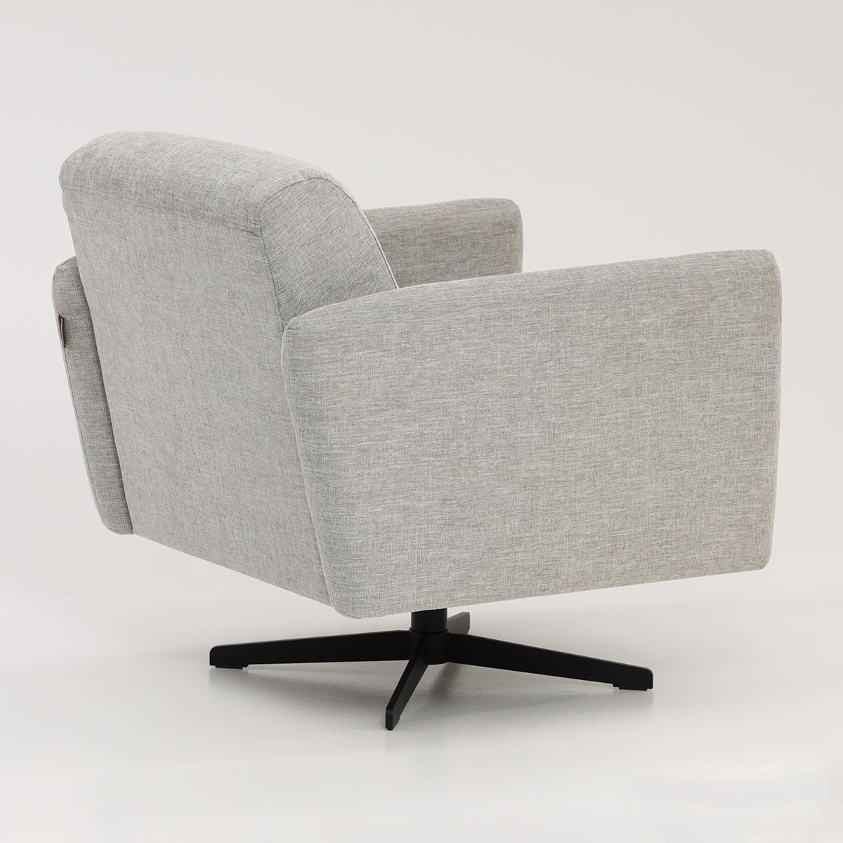 Stockholm-nojatuoli vaaleanharmaalla Oliver 173 -kangasverhoilulla ja mustalla sakarajalalla.