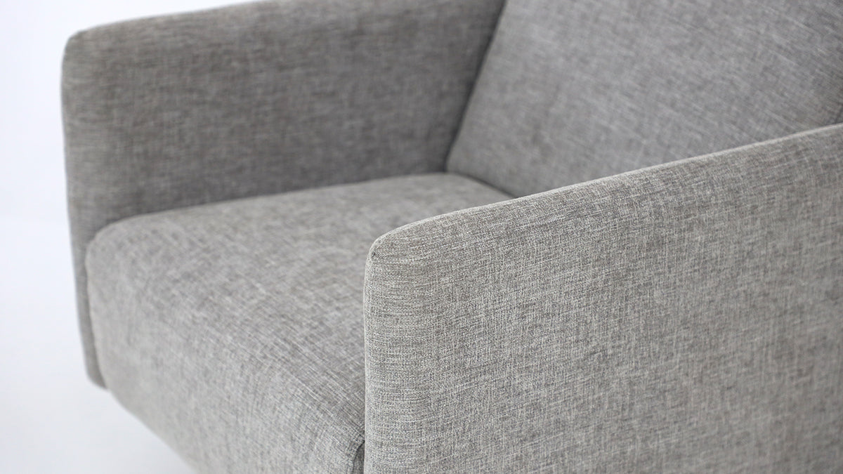 Lähikuvassa Stockholm-nojatuolin vaaleanharmaa Oliver 173 -kangasverhoilu.