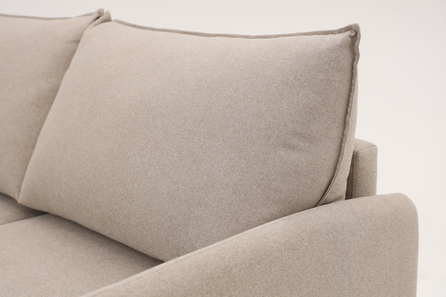 Lähikuvassa Stockholm Max Hybrid Deluxe 2-istuttava-vuodesohva beigellä Oasis 02 -kankaalla.