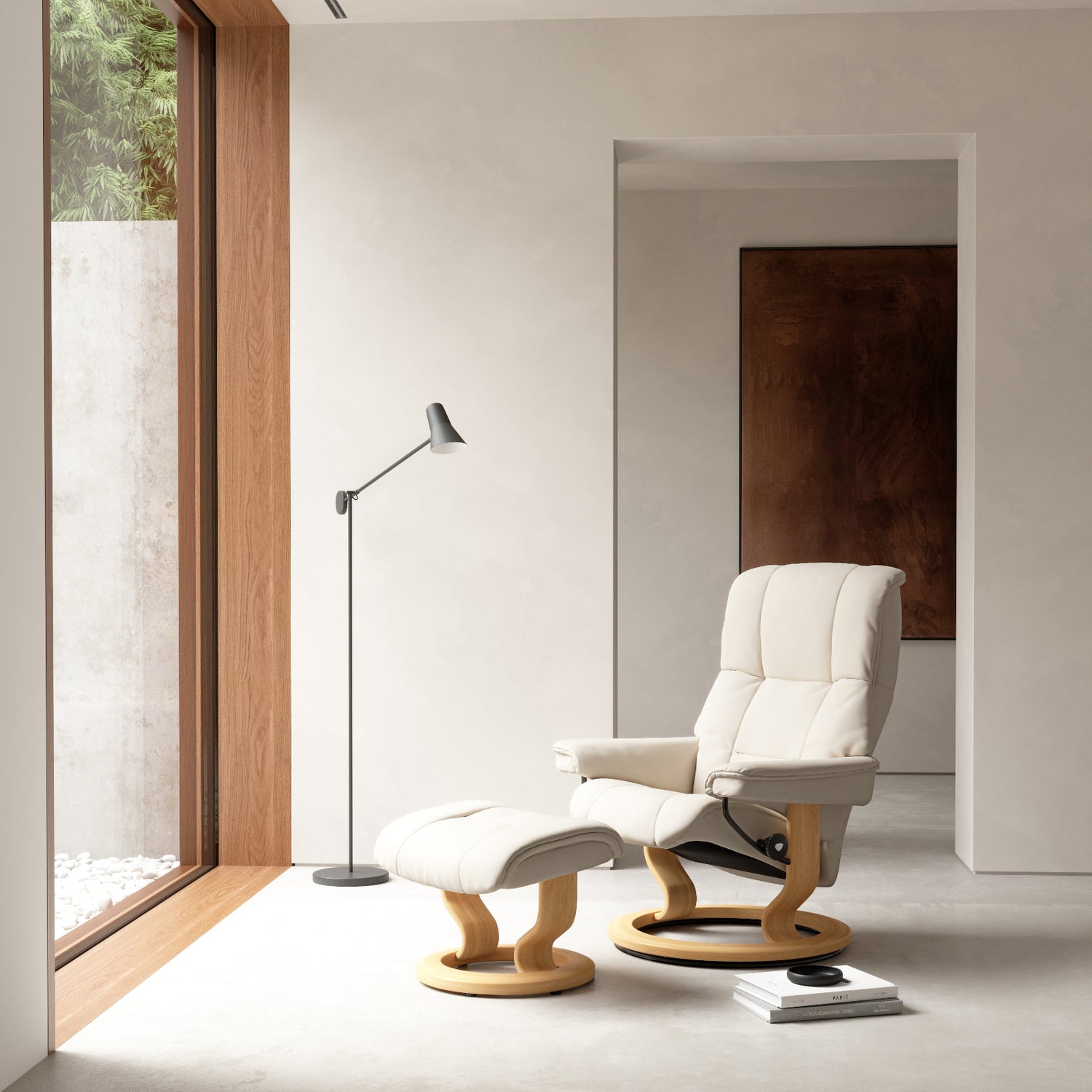 Stressless Mayfair -lepotuoli ja rahi valkoisena: Milky White 05 Batick-nahkaverhoilulla ja erikseen myytävällä tammipetsatulla -Classic-puujalustalla.