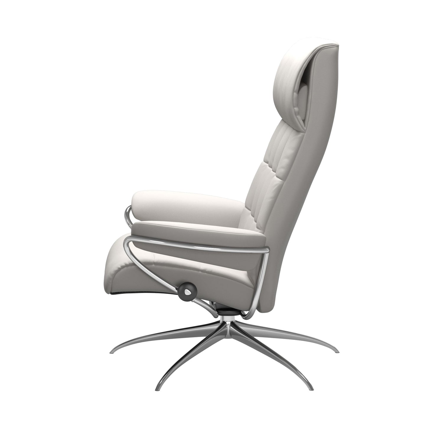 Stressless London, korkeaselkänojainen -lepotuoli valkoisena: Milky White 05 Batick -nahkaverhoilulla ja kiiltävällä Star-alumiinijalustalla.