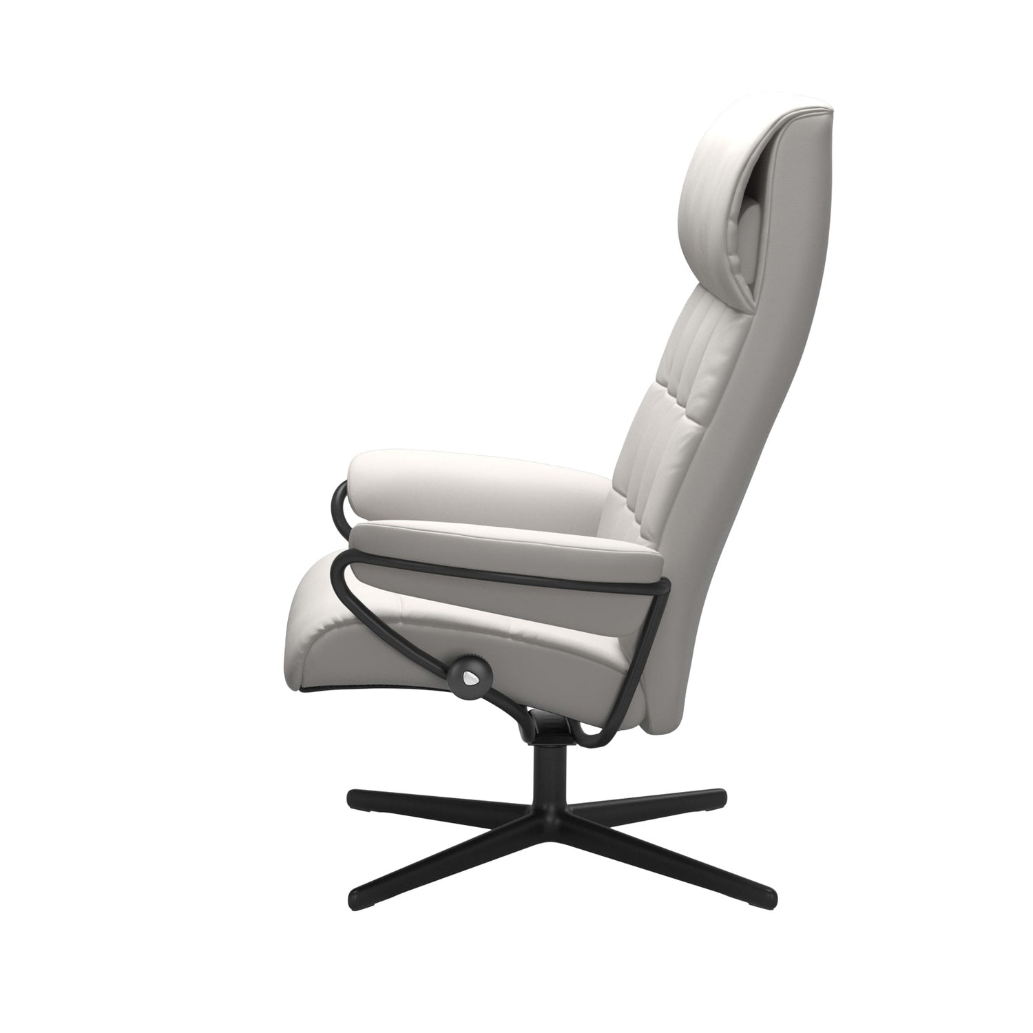 Stressless London, korkeaselkänojainen -lepotuoli valkoisena: Milky White 05 Batick -nahkaverhoilulla ja mattamustalla Cross-metallijalustalla.