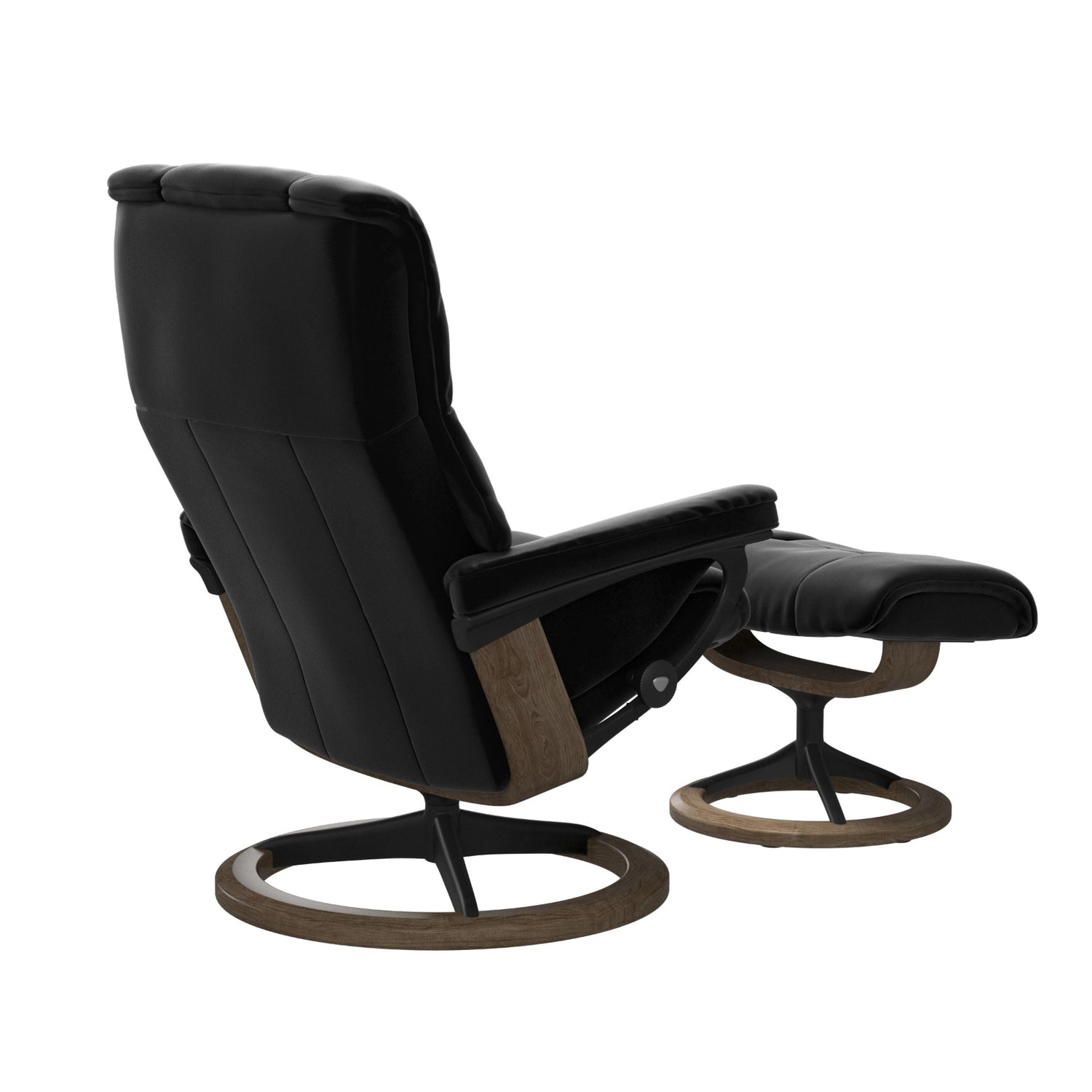 Stressless Mayfair M -lepotuoli ja rahi mustana: Black 19 Paloma-nahkaverhoilulla ja savutammi 13 petsattu pyökki/mattamusta 40 metalli -Signature-yhdistelmäjalustalla.