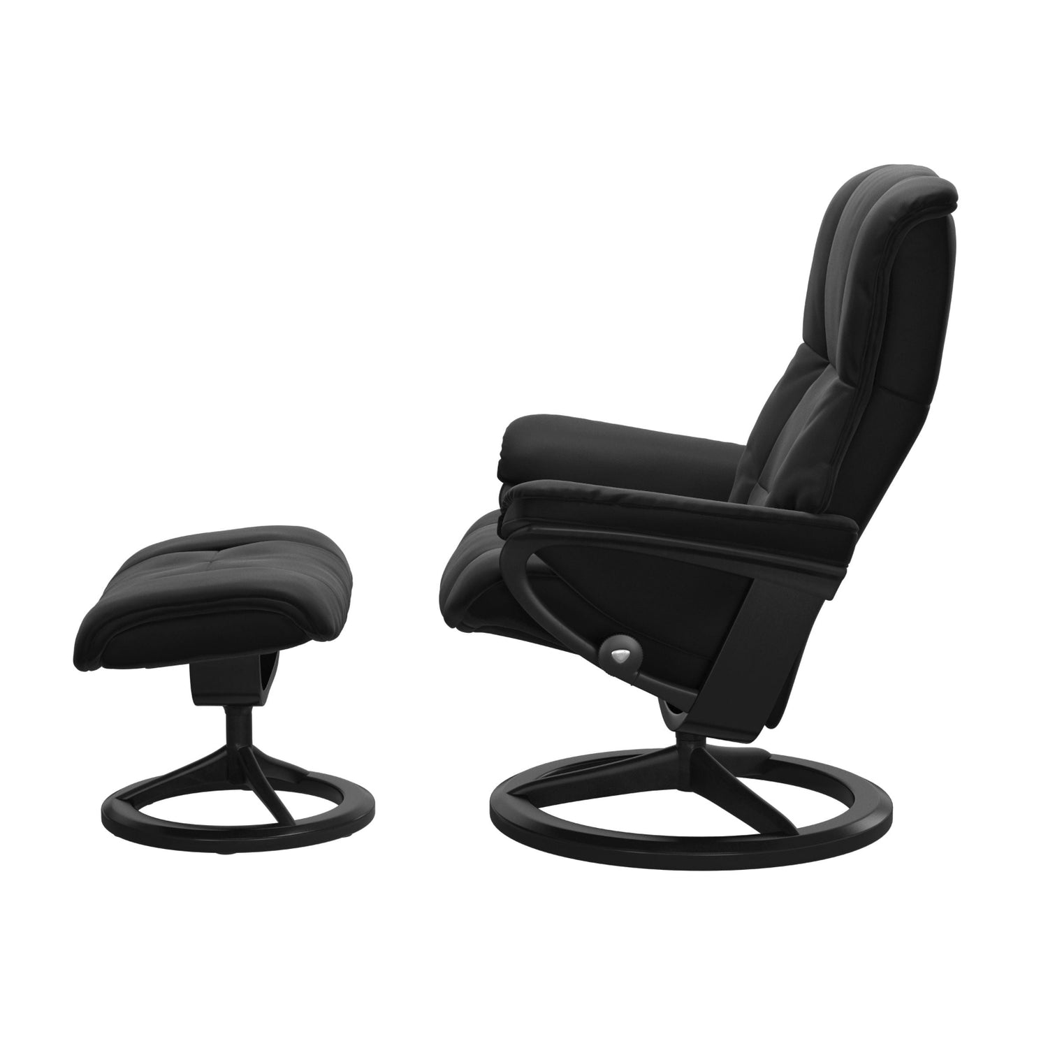 Stressless Mayfair M -lepotuoli ja rahi mustana: Black 19 Paloma-nahkaverhoilulla ja musta petsi 05 pyökki/mattamusta 45 metalli -Signature-yhdistelmäjalustalla.