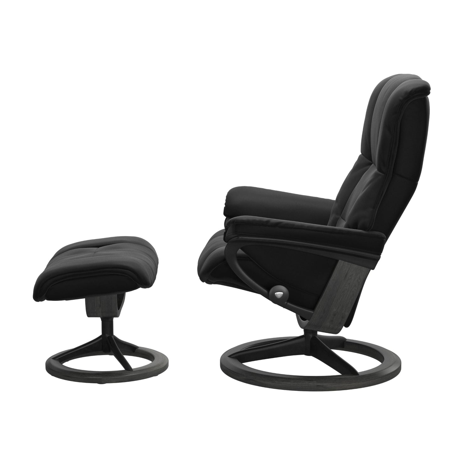 Stressless Mayfair M -lepotuoli ja rahi mustana: Black 19 Paloma-nahkaverhoilulla ja harmaa petsattu pyökki 08/mattamusta 45 metalli -Signature-yhdistelmäjalustalla.