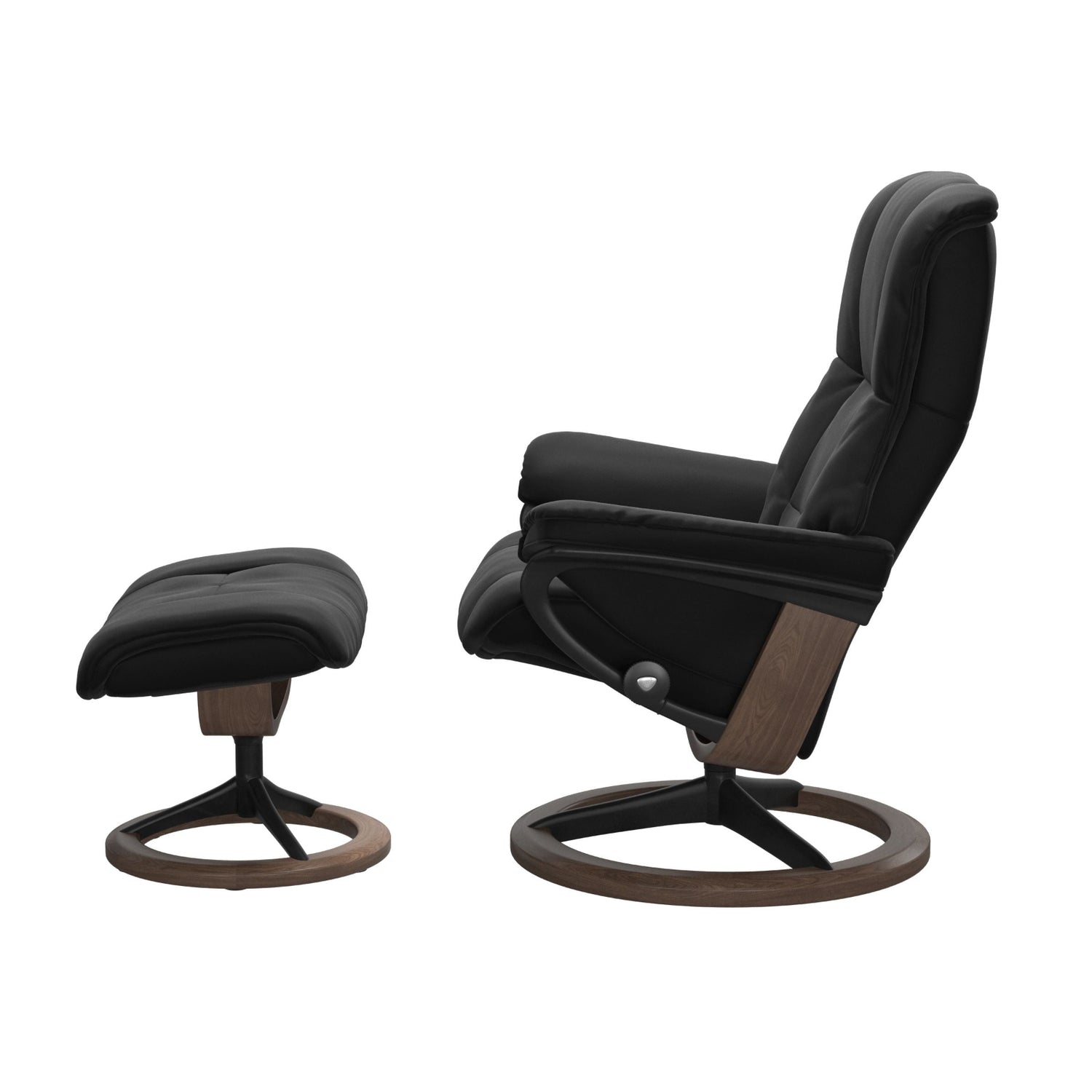 Stressless Mayfair M -lepotuoli ja rahi mustana: Black 19 Paloma-nahkaverhoilulla ja pähkinä petsi 06 pyökki/mattamusta 45 metalli -Signature-yhdistelmäjalustalla.
