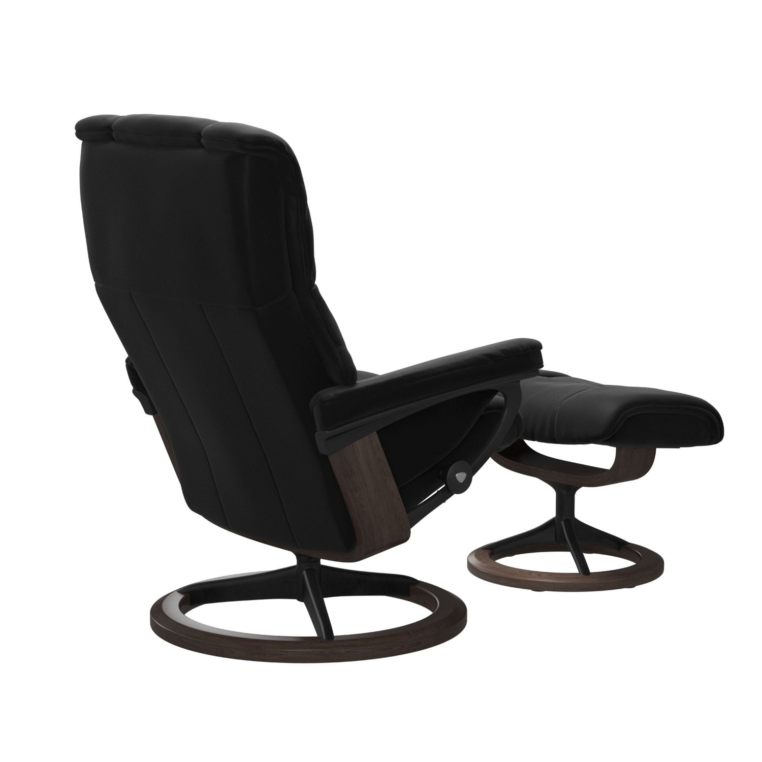 Stressless Mayfair M -lepotuoli ja rahi mustana: Black 19 Paloma-nahkaverhoilulla ja wenge 11 petsattu pyökki/mattamusta 45 metalli -Signature-yhdistelmäjalustalla.