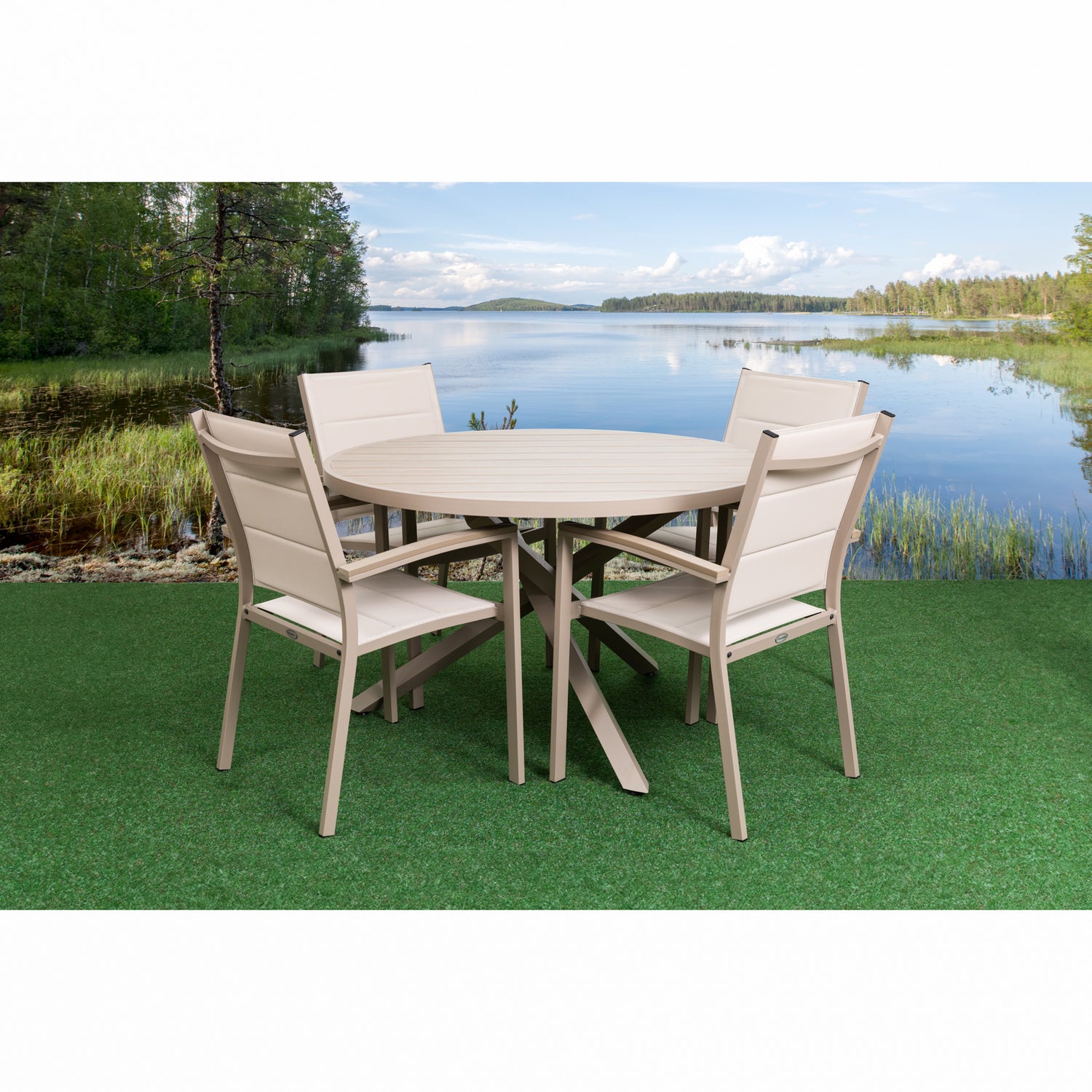 Kuvassa on Suvi Aintwood -ruokapöytä yhdistettynä Suvituuli -tuolien kanssa. ja on saatu ruokaryhmä neljälle.