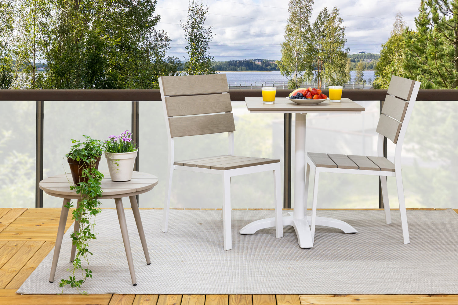 Valkoinen/beige Suvi Aintwood pöytäryhmä 2 hengelle. (Suvi-sohvapöytä ja Mattokympin Pilke-matto myydään erikseen)