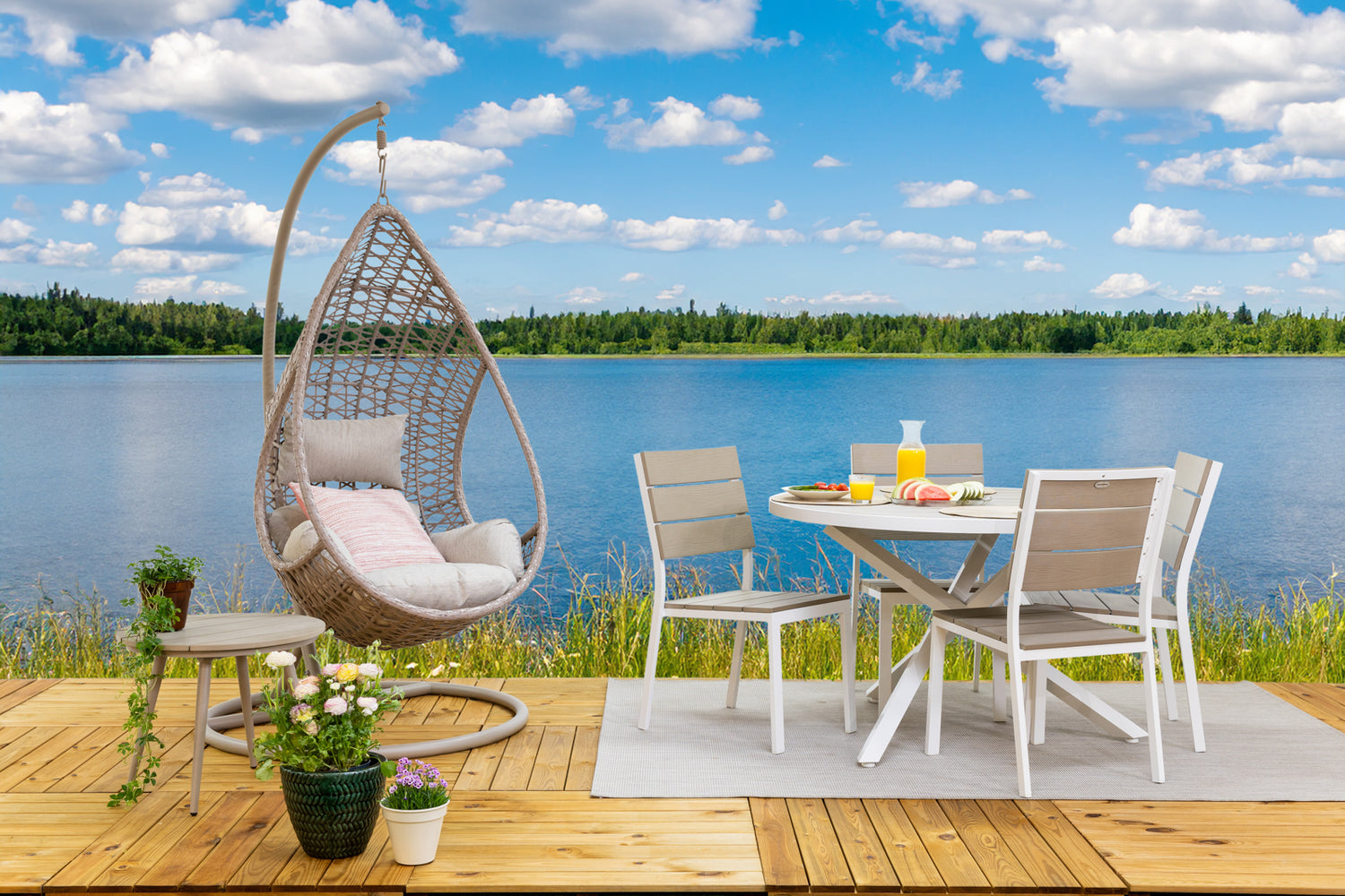 Kuvassa on pyöreä beige-valkoinen Suvi Aintwood -ruokaryhmä. Kuvassa on lisäksi Suvi-riippukeinu ja Suvi-sohvapöytä. Kuvassa myös Mattokympin pellavanvärinen Pilke-matto.