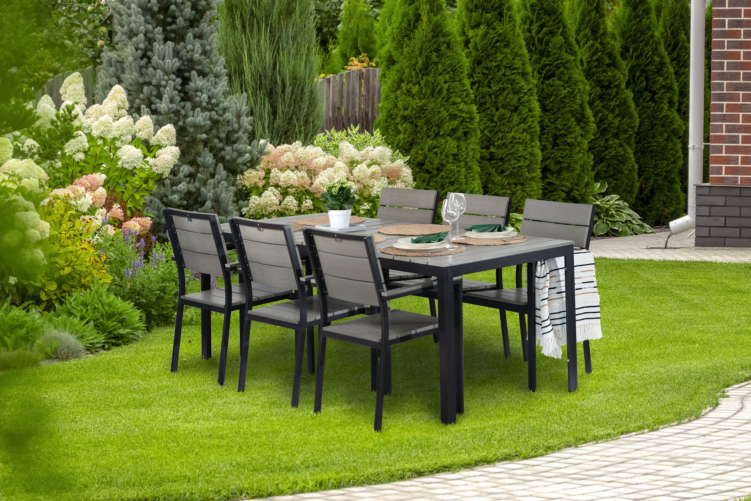 Kuvassa on harmaa Suvi Aintwood-pöytäryhmä kuudelle henkilölle.