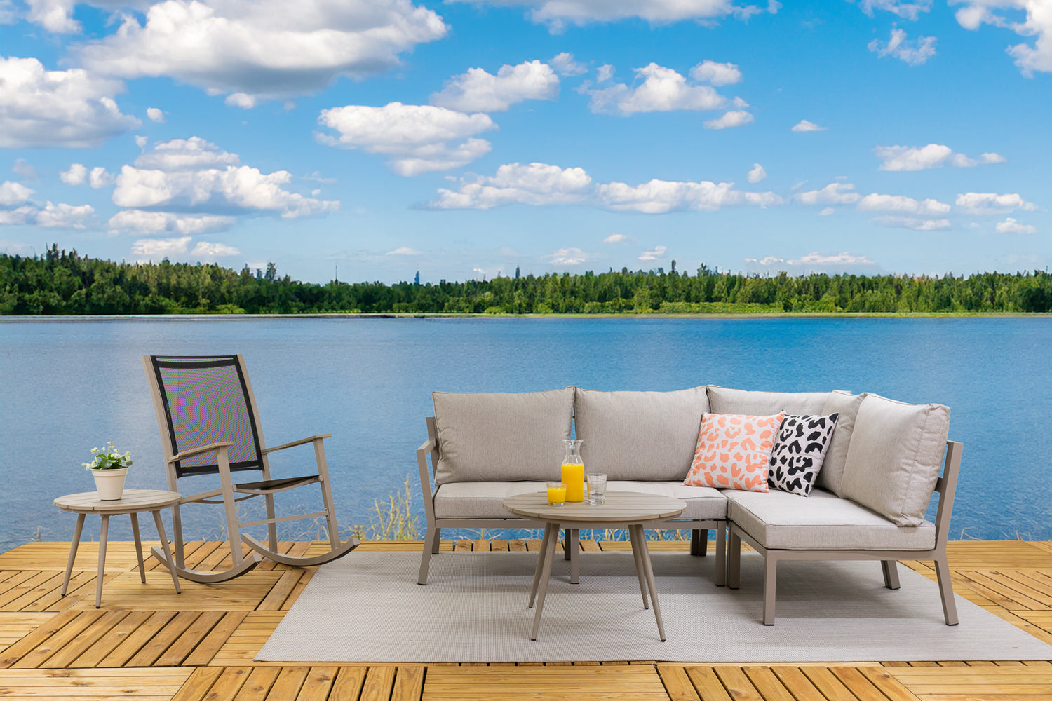 Kuvassa on erikokoiset Suvi-sohvapöydät, beige-musta Suvituuli-keinutuoli ja Kesähelmi-sohva. Lisäksi kuvassa on Mattokympin Rita-koristetyynyt ja pellavanvärinen Pilke-matto.