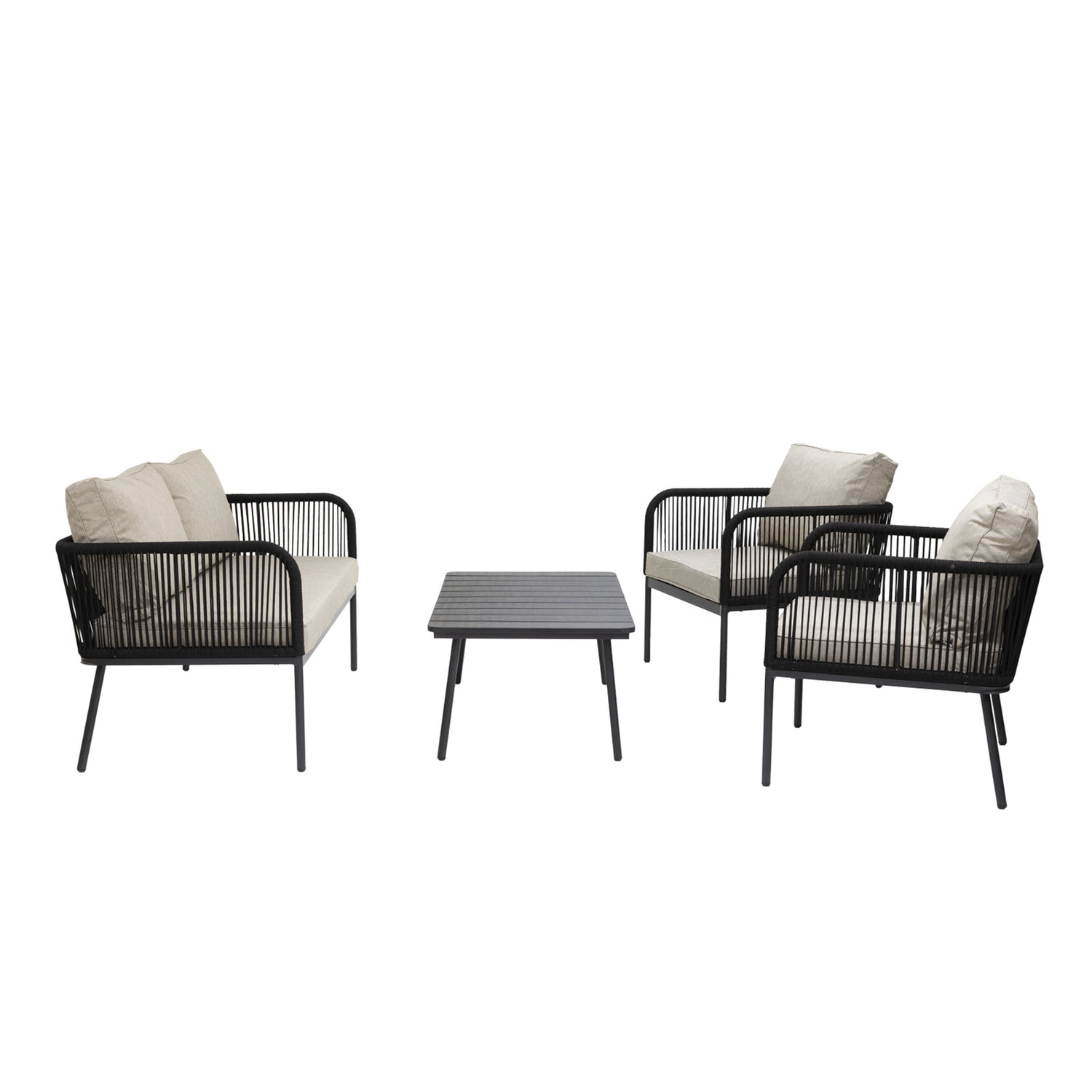 Kuvassa on Suvituuli-sohvaryhmän 2-istuttava sohva, 2 nojatuolia ja sohvapöytä. Mustissa ulkokalusteissa on beiget istuinpehmusteet.