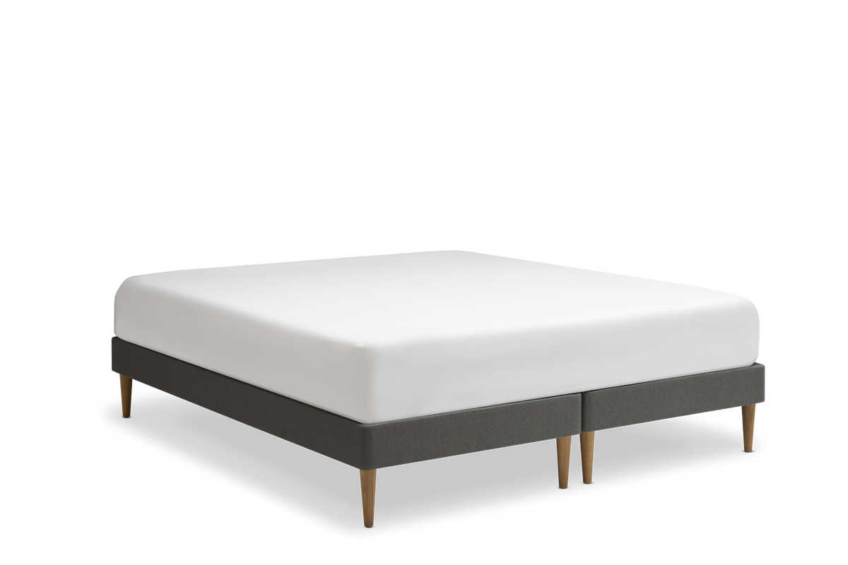 TEMPUR Stay -vuoderunkosänky viistosta, hiili Charcoal Grey, koot 140 x 200, 160 x 200 ja 180 x 200 cm.