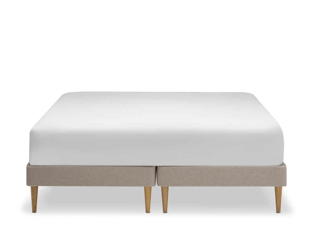 TEMPUR Stay -vuoderunkosänky edestä, tumma hiekka Warm Stone, koot 140 x 200, 160 x 200 ja 180 x 200 cm.