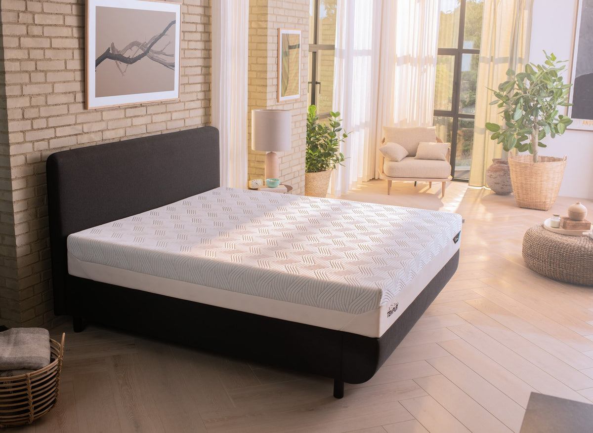TEMPUR Prima SmartCool 21 cm -patja ilman vuodevaatteita makuuhuoneessa.