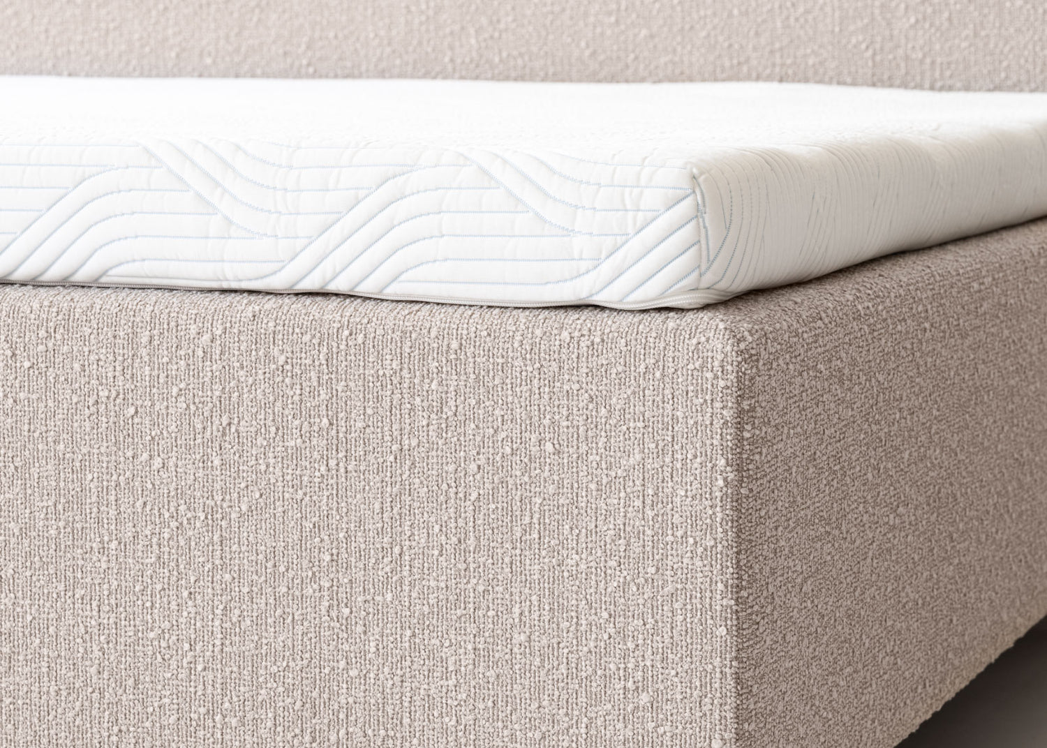 Lähikuvassa Tempur Break Box -runkopatjapaketti beigellä verhoilulla. Kuvan Tempur Break Classic -sängynpääty myydään erikseen.