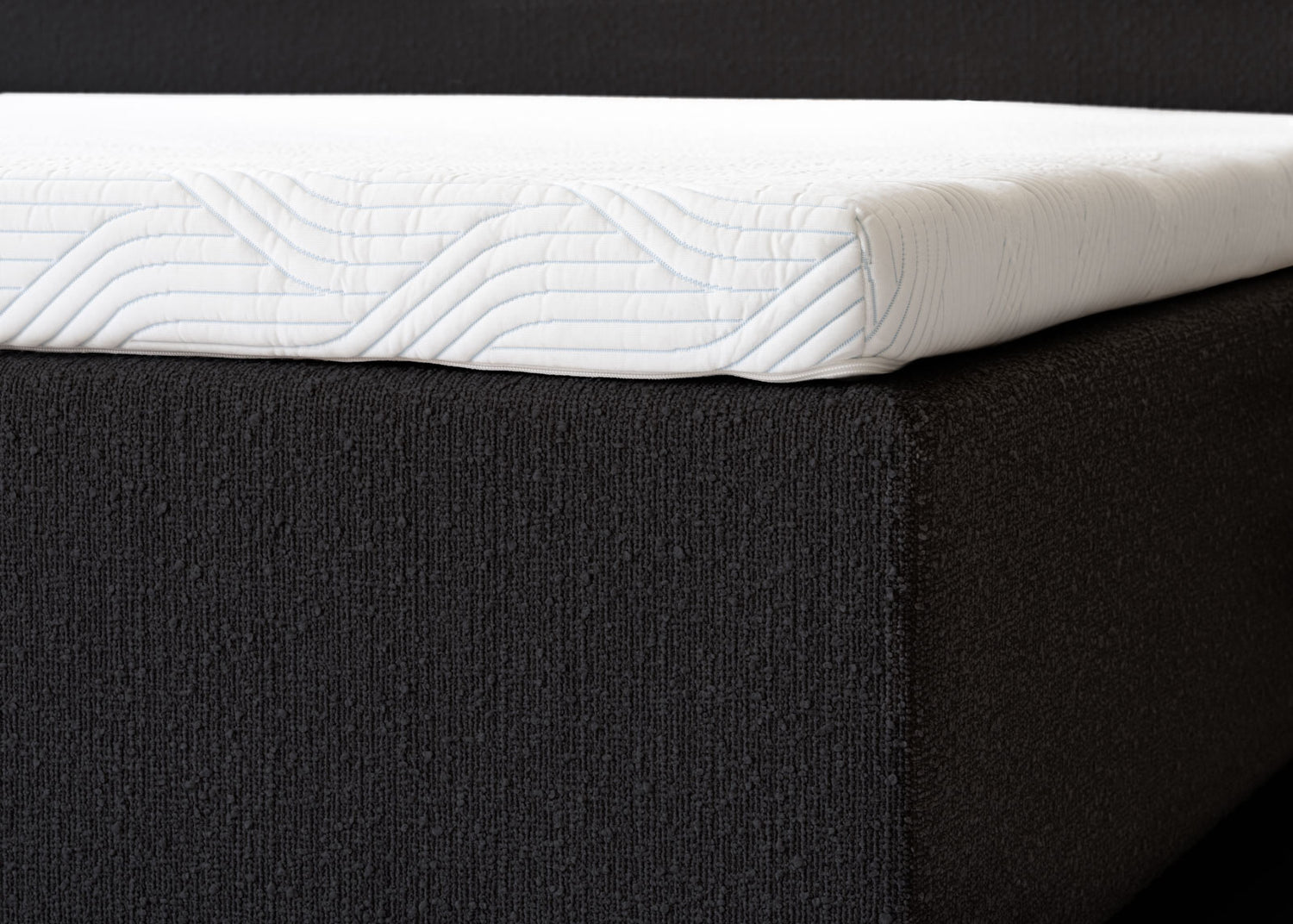 Lähikuvassa Tempur Break Box -runkopatjapaketti mustalla verhoilulla. Kuvan Tempur Break Classic -sängynpääty myydään erikseen.