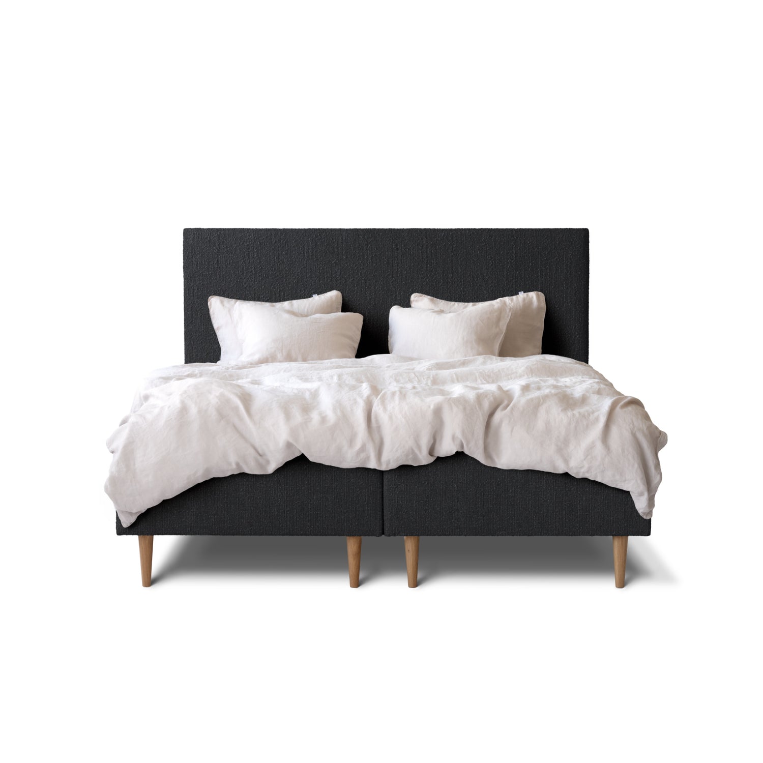 Tempur Break Box -runkosänkypaketti grafiitin värisellä verhoilulla ja tammijaloilla. Kuvan Tempur Break Classic -sängynpääty ja petivaatteet myydään erikseen.