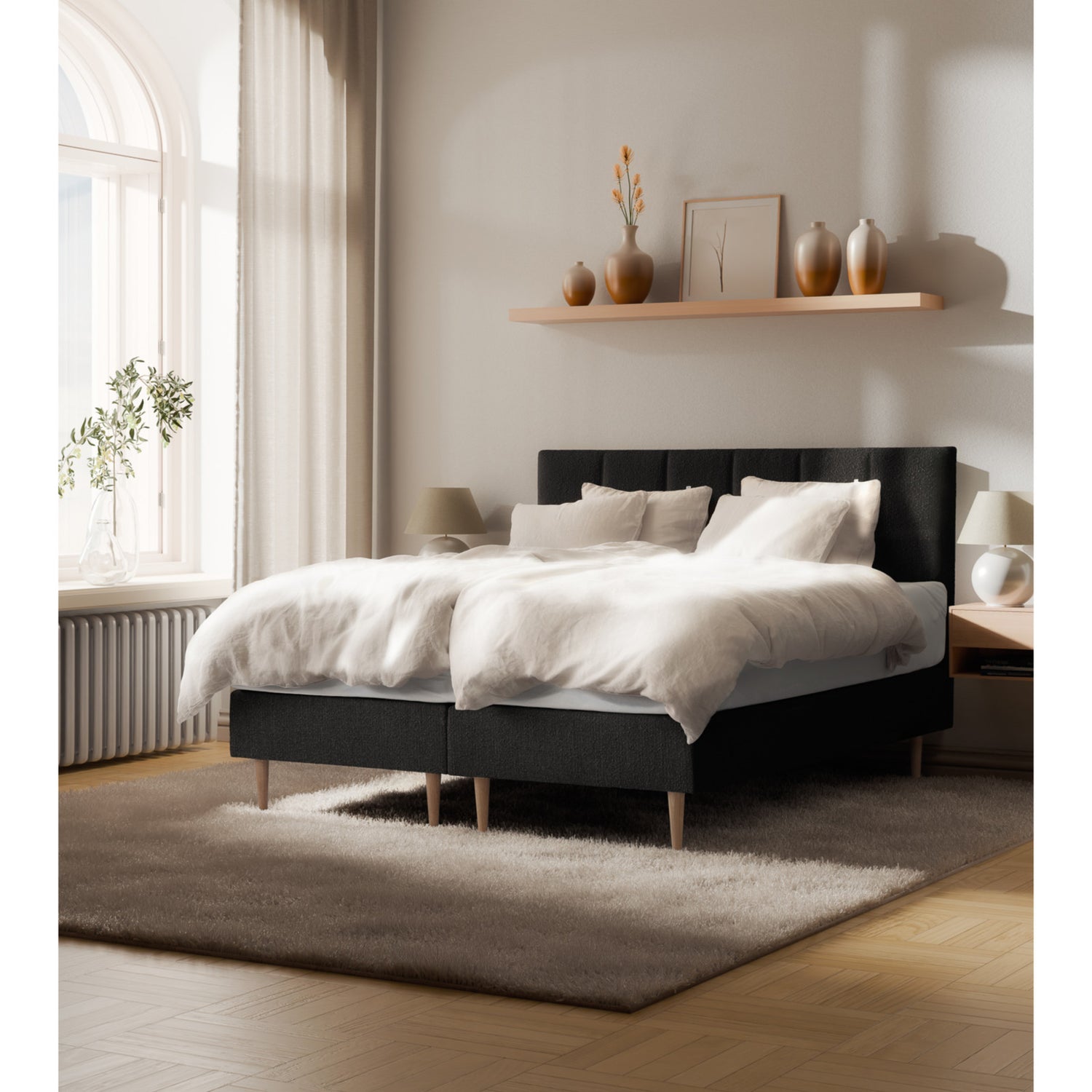 Kuvassa on Tempur Break Continental -jenkkisänky grafiitinvärisellä verhoilulla ja tammijaloilla. Kuvan Tempur Break Square -sängynpääty myydään erikseen.