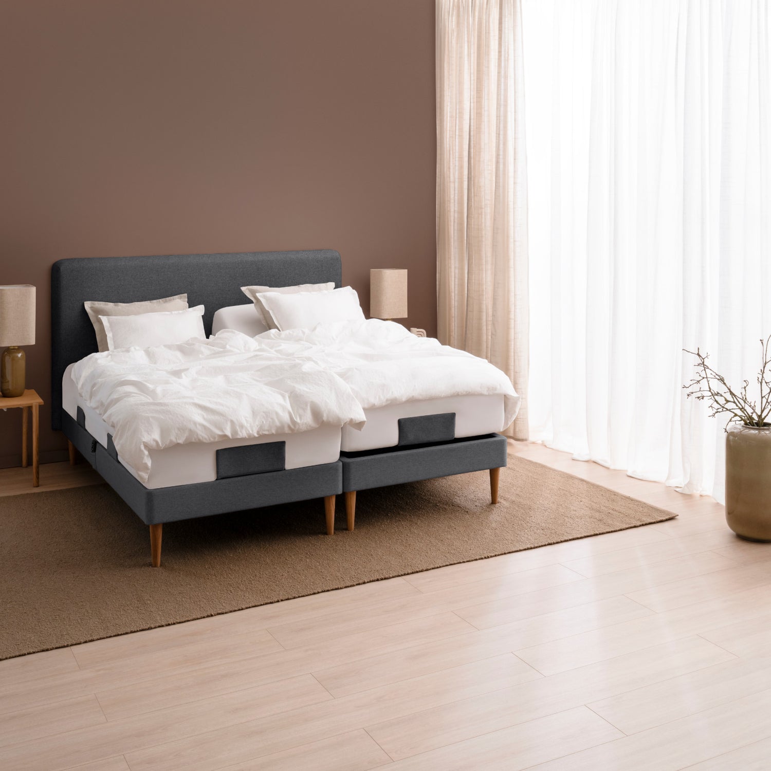 Kuvassa on Tempur Move-säätövuode parisänkypakettina grafiitin harmaalla Dark Stone -kankaalla verhoiltuna ja Tempur Pro 21 SmartCool patjoilla, sekä luonnonvärisillä tammijaloilla. Kuvan sängynpääty ja petivaatteet myydään erikseen.