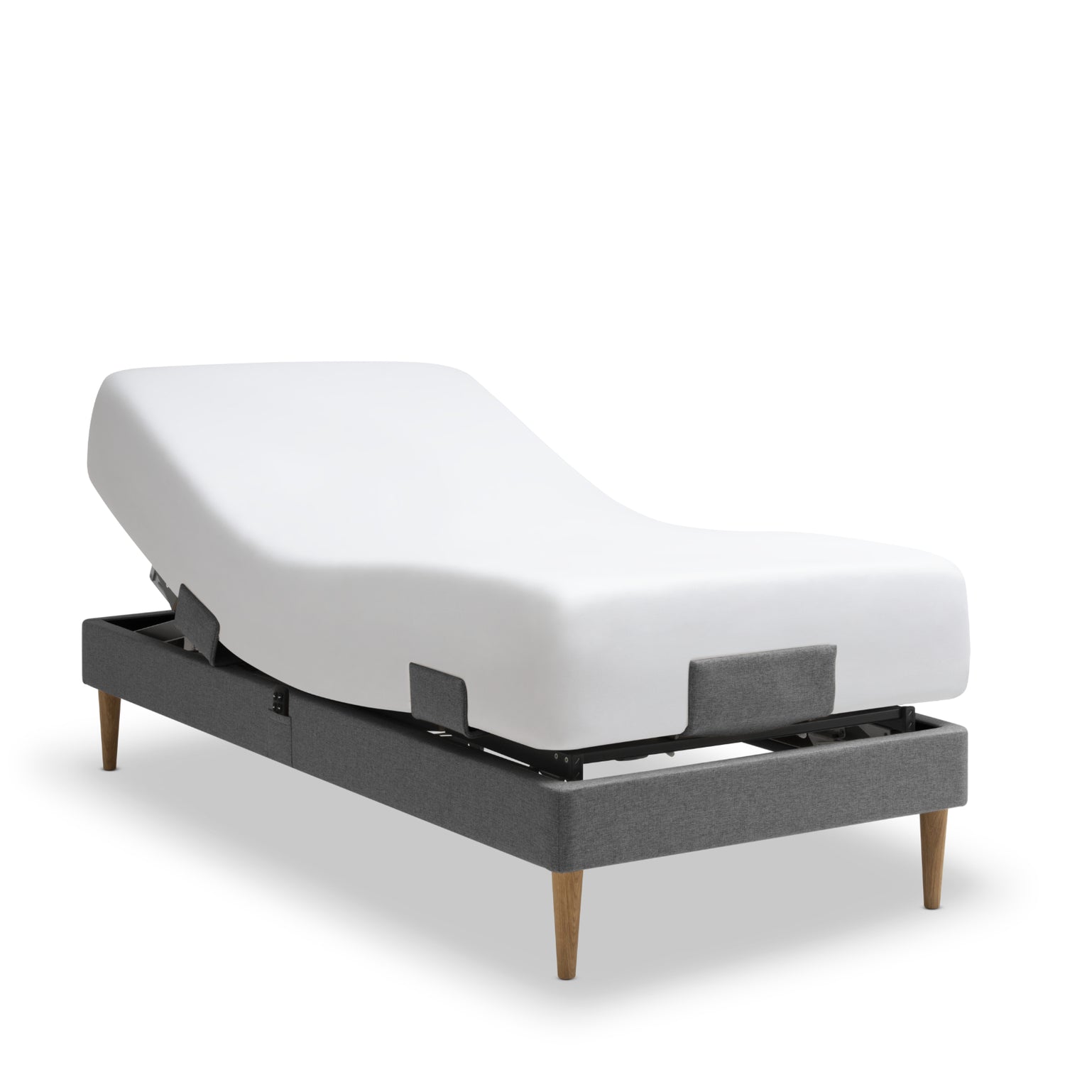 Tempur Move-säätövuode grafiitin harmaalla Dark Stone -kankaalla verhoiltuna ja Tempur Pro 21 SmartCool patjalla, sekä luonnonvärisillä tammijaloilla. Kuvan lakana myydään erikseen.