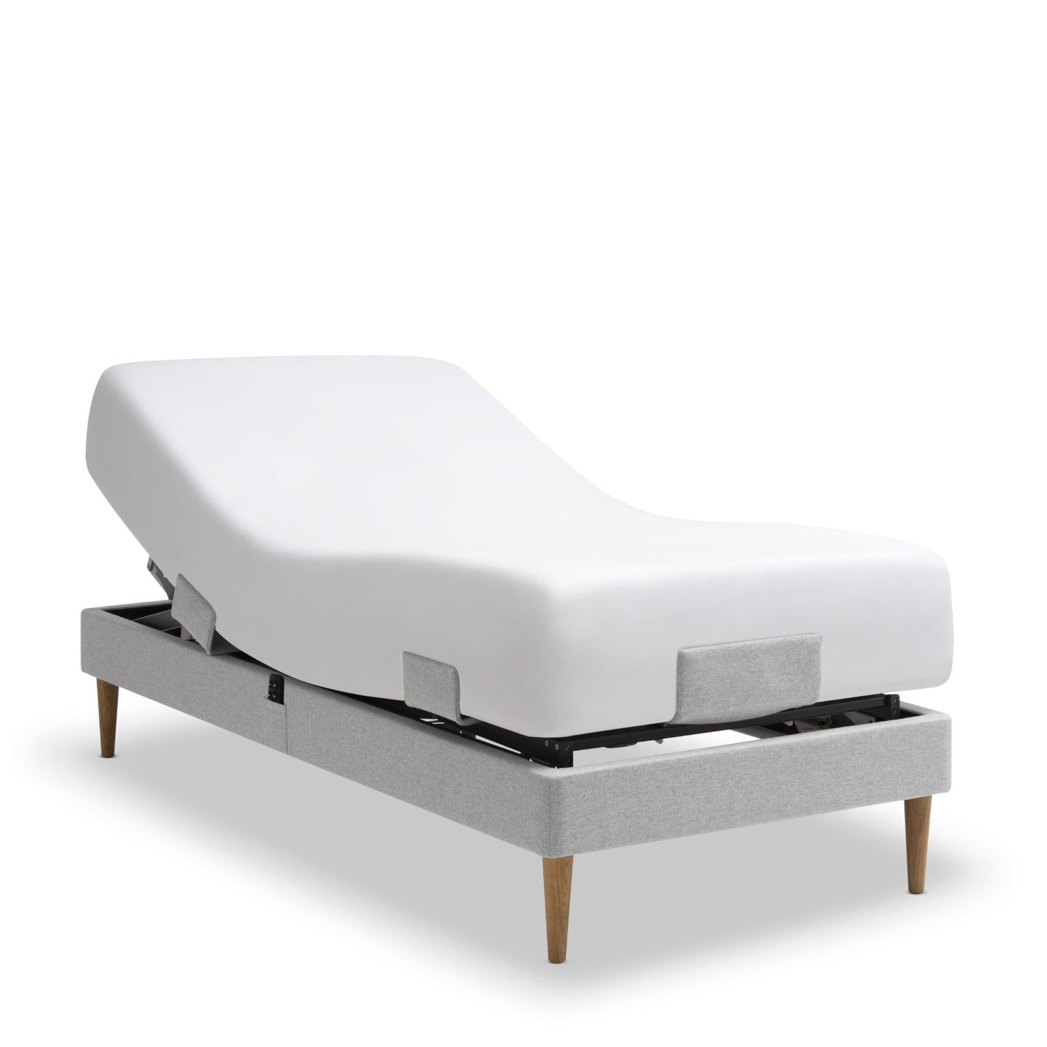 Tempur Move-säätövuode harmaalla Stone -kankaalla verhoiltuna ja Tempur Pro 21 SmartCool patjalla, sekä luonnonvärisillä tammijaloilla. Kuvan lakana myydään erikseen.