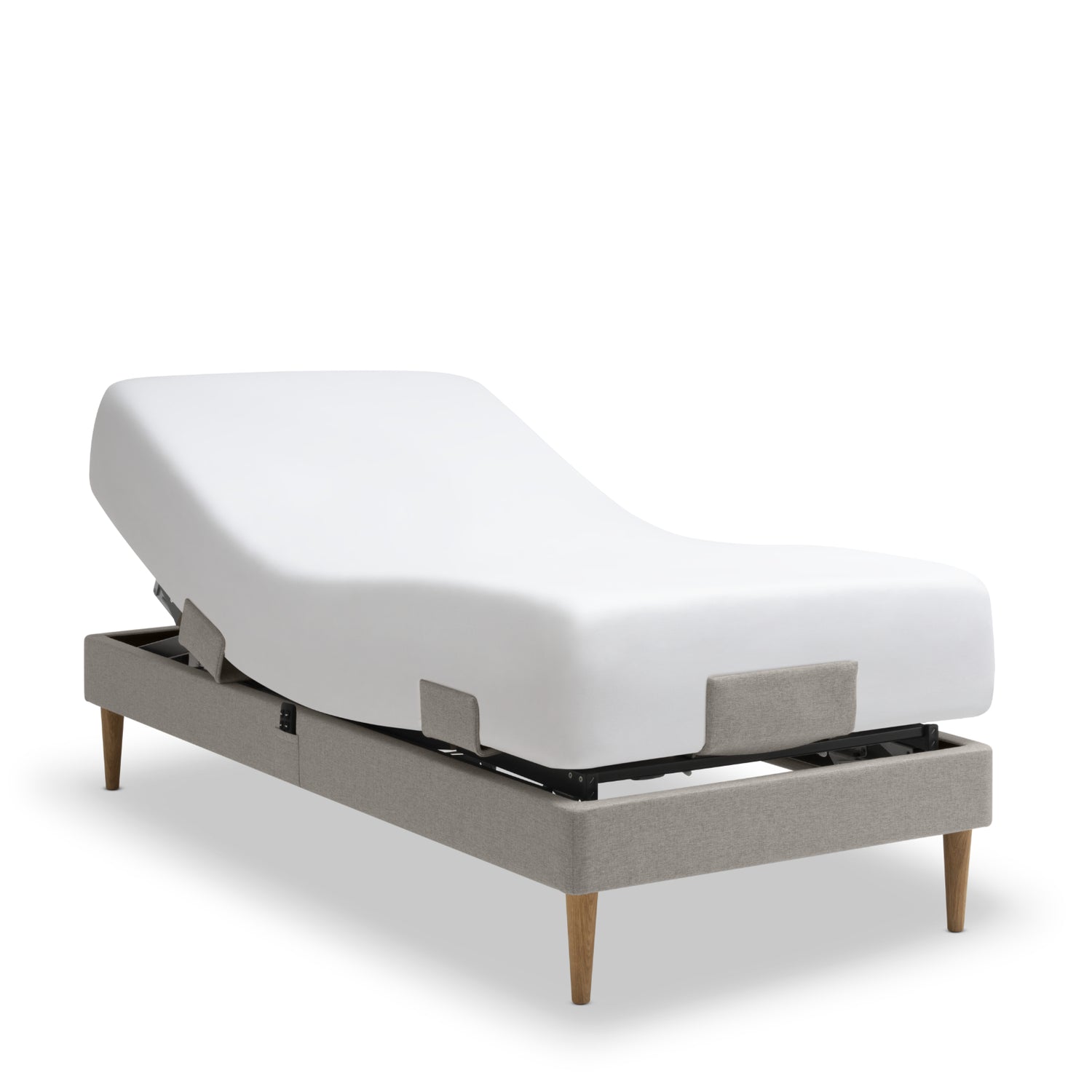 Tempur Move-säätövuode tumman hiekanvärisellä Warm Sand -kankaalla verhoiltuna ja Tempur Pro 21 SmartCool patjalla, sekä luonnonvärisillä tammijaloilla. Kuvan lakana myydään erikseen.