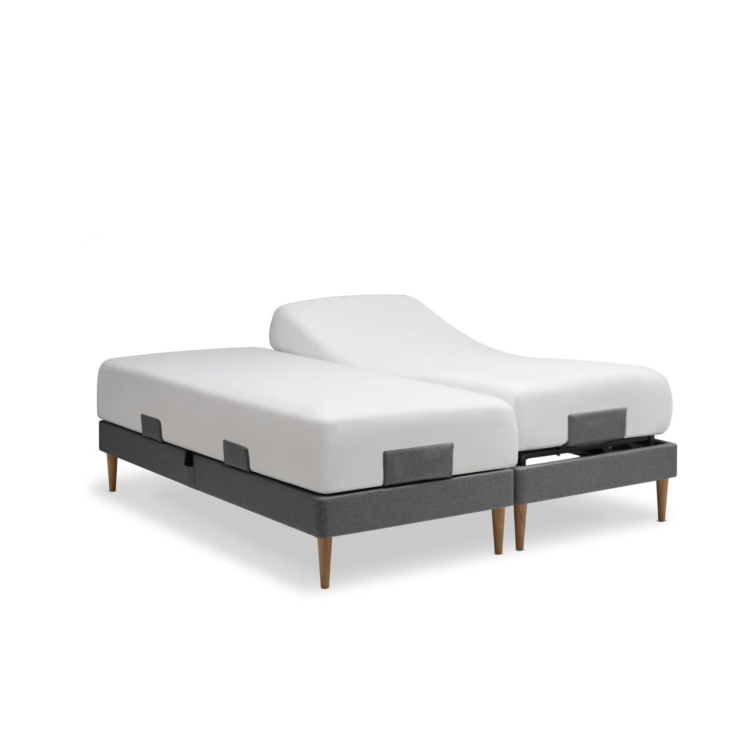 Tempur Move-säätövuode parisänkypakettina grafiitin harmaalla Dark Stone -kankaalla verhoiltuna ja Tempur Pro 21 SmartCool patjoilla, sekä luonnonvärisillä tammijaloilla. Kuvan lakanat myydään erikseen.