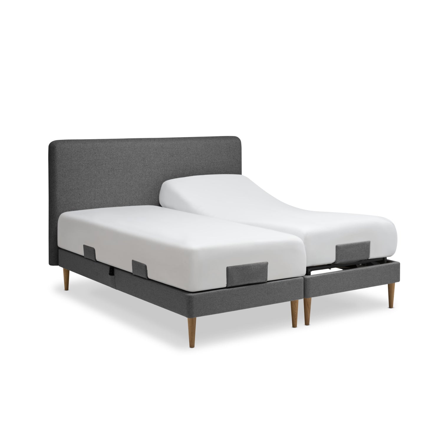 Tempur Move-säätövuode parisänkypakettina grafiitin harmaalla Dark Stone -kankaalla verhoiltuna ja Tempur Pro 21 SmartCool patjoilla, sekä luonnonvärisillä tammijaloilla. Kuvan sängynpääty ja lakanat myydään erikseen.