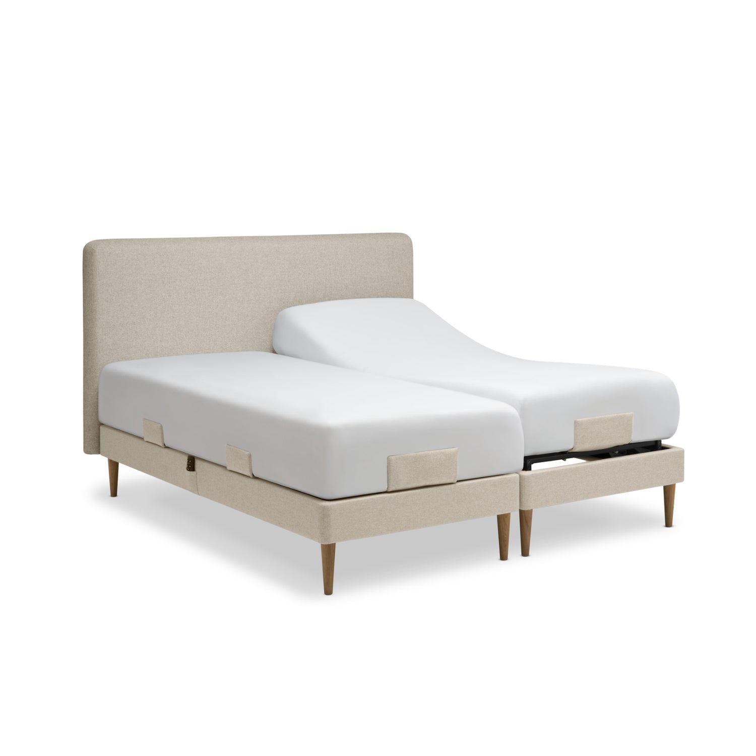 Tempur Move-säätövuode parisänkypakettina hiekanvärisellä Sand -kankaalla verhoiltuna ja Tempur Pro 21 SmartCool patjoilla, sekä luonnonvärisillä tammijaloilla. Kuvan sängynpääty ja lakanat myydään erikseen.