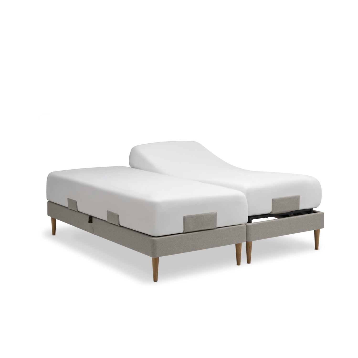 Tempur Move-säätövuode parisänkypakettina tumman hiekanvärisellä Warm Sand -kankaalla verhoiltuna ja Tempur Pro 21 SmartCool patjoilla, sekä luonnonvärisillä tammijaloilla. Kuvan lakanat myydään erikseen.