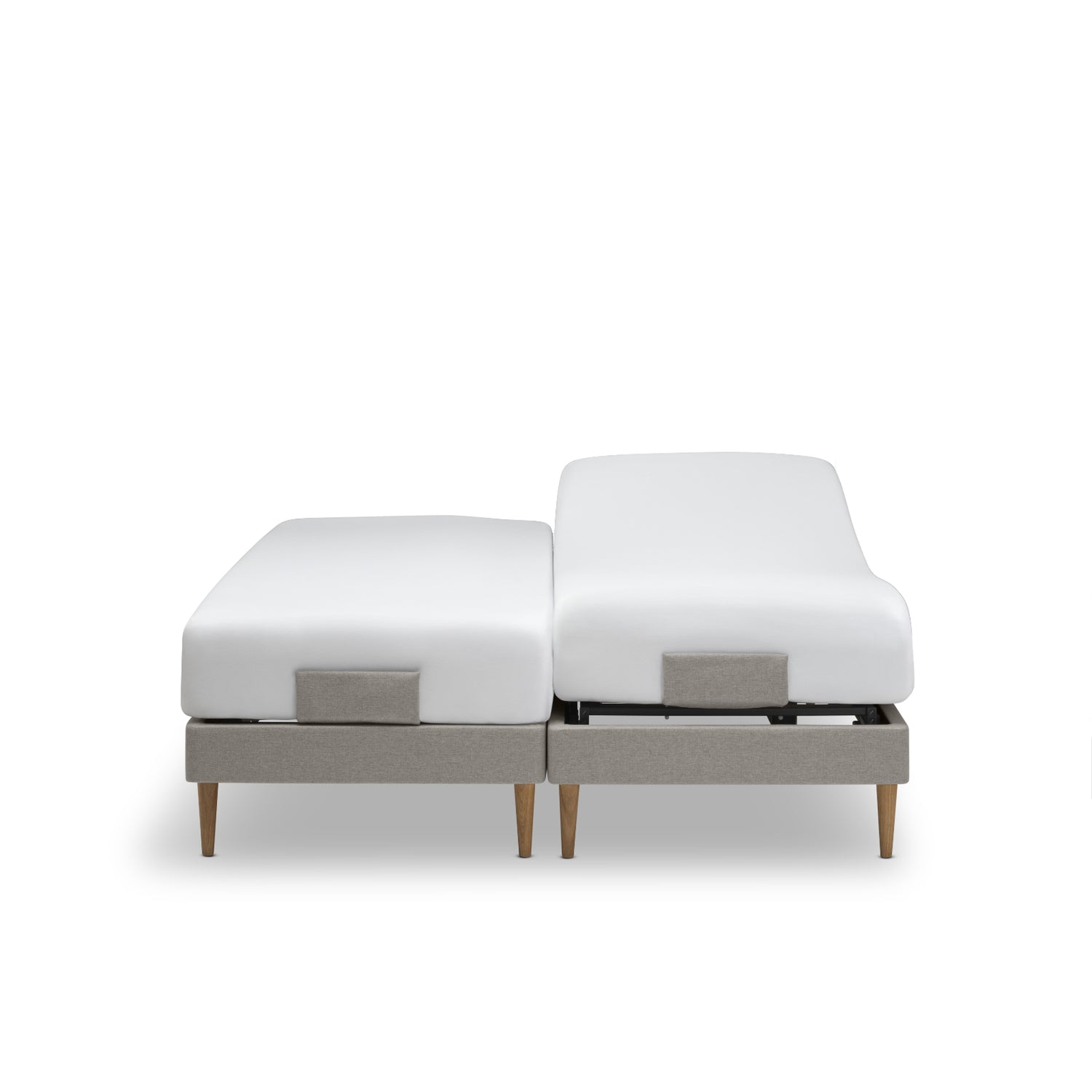 Tempur Move-säätövuode parisänkypakettina tumman hiekanvärisellä Warm Sand -kankaalla verhoiltuna ja Tempur Pro 21 SmartCool patjoilla, sekä luonnonvärisillä tammijaloilla. Kuvan lakanat myydään erikseen.