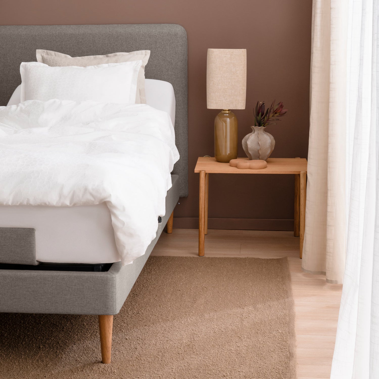 Lähikuvassa on Tempur Move-säätövuode tummanhiekanvärisellä Warm Stone -kankaalla verhoiltuna ja Tempur Pro 21 SmartCool patjoilla, sekä luonnonvärisillä tammijaloilla. Kuvan sängynpääty ja petivaatteet myydään erikseen.