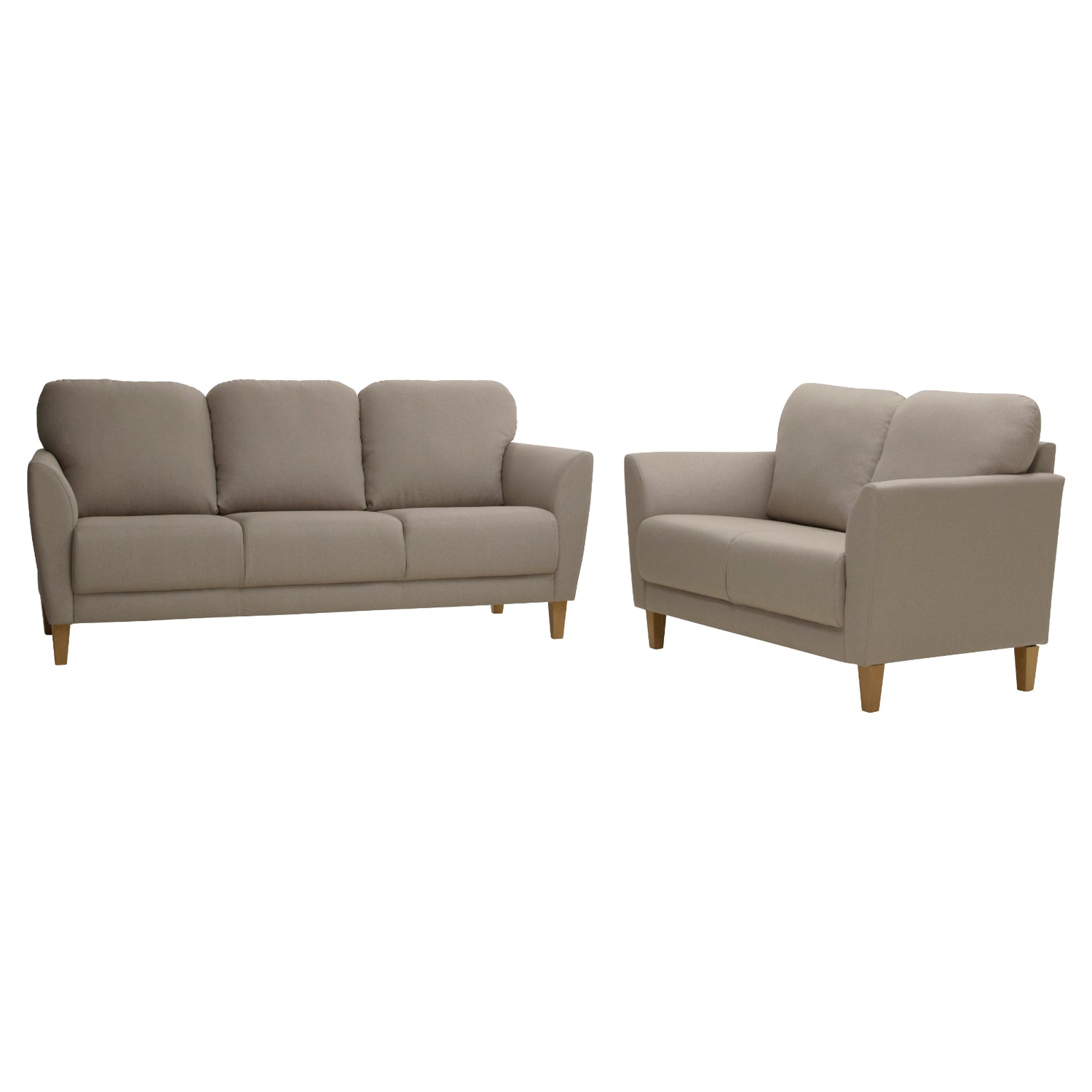 Kuvassa on Taru 2-istuttavan sohvan lisäksi 3-istuttava sohva tumman hiekanvärisellä Barcelona 30 -verhoilukankaalla ja pähkinänvärisillä puujaloilla. Sohvakaluston sohva ja nojatuoli myydään molemmat erikseen.