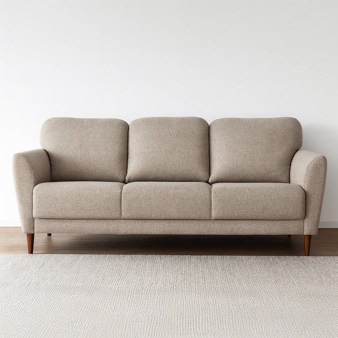 Taru 3-istuttava sohva vaalealla hiekanvärisellä Taste 13 -verhoilukankaalla ja pähkinänvärisillä puujaloilla. Stailattu visualisointi.