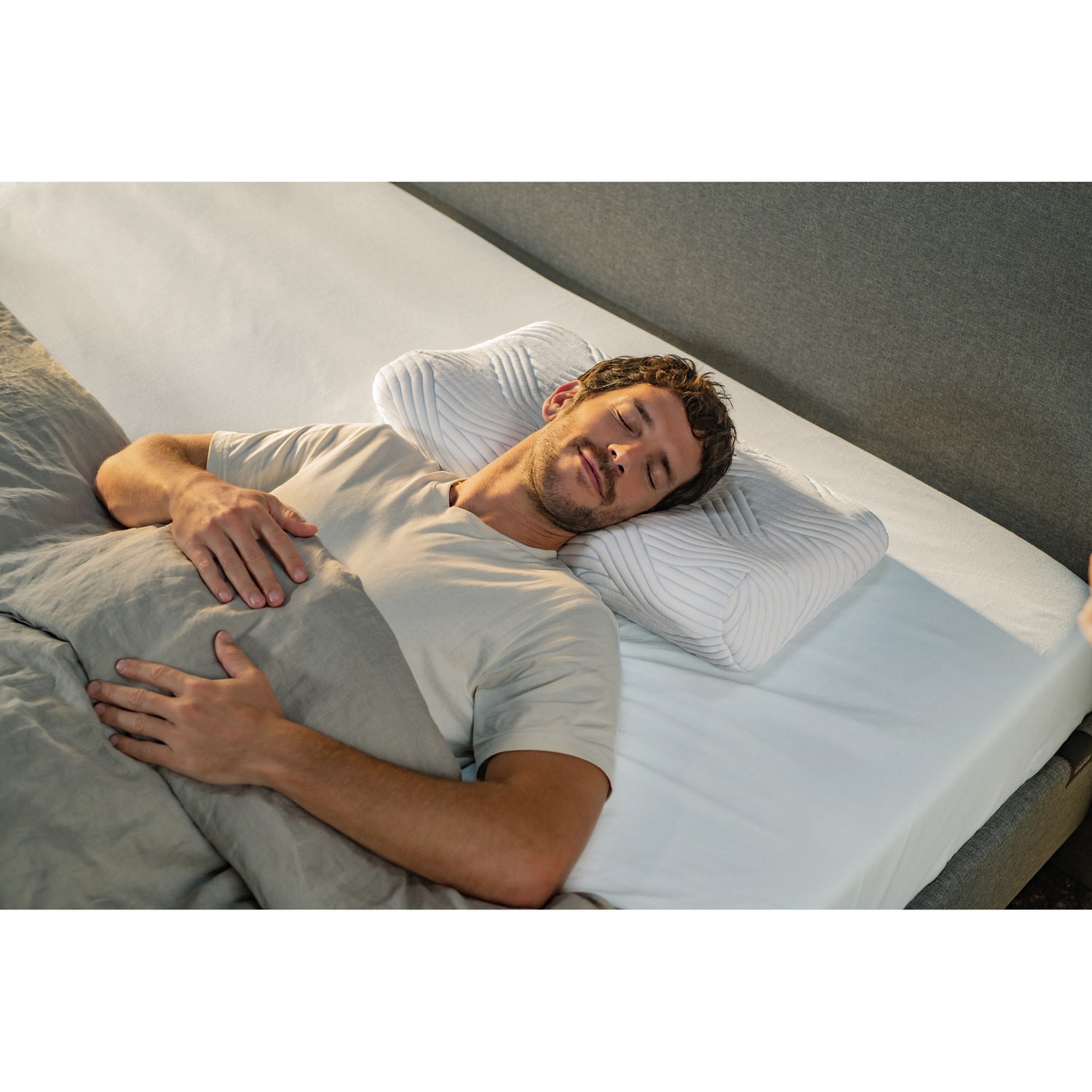 Nukuttaessa Tempur ErgoPlus SmartCool -tyynyllä selinmakuuasennossa, asetetaan pää tyynyn keskelle.