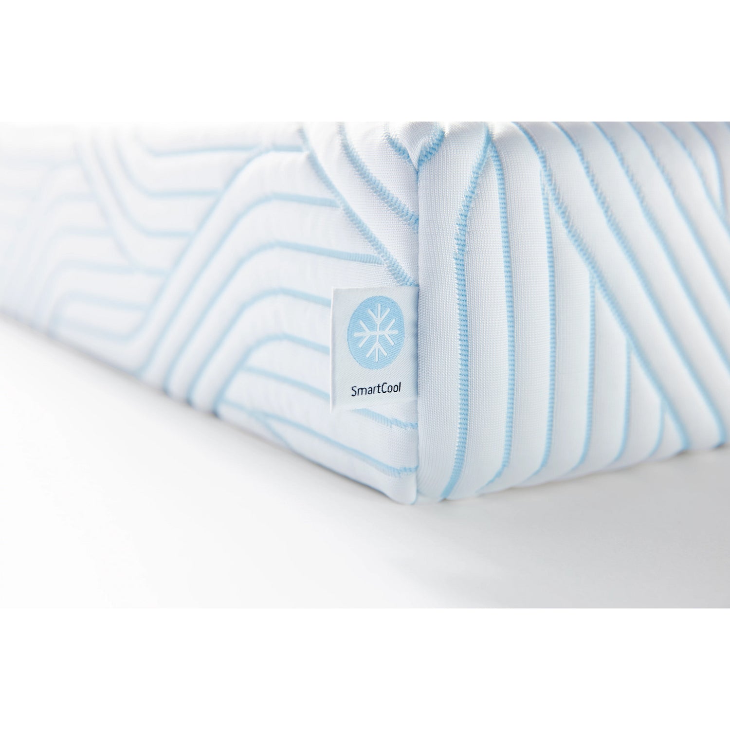 Lähikuvassa Tempur Pro Plus SmartCool -sijauspatjan 3D-kuvioitu irrotettava päällinen.