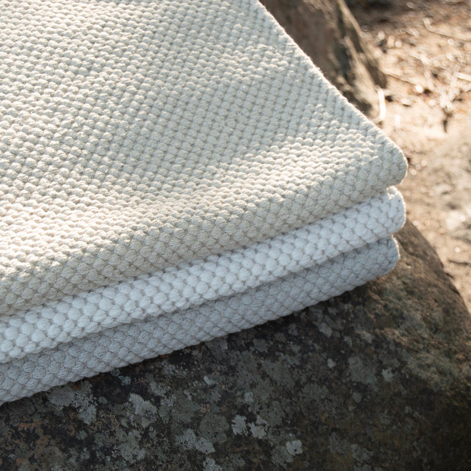 Kuvassa on Ulappa-puuvillamaton kolme väriä: päällimmäisenä beige, keskellä valkoinen ja alinna harmaa.