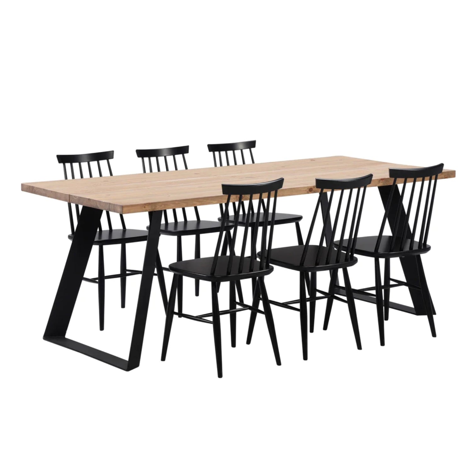 Ahven-tuolit ja Venla-lankkupöytä 200 x 90 cm vinoilla metallijaloilla.