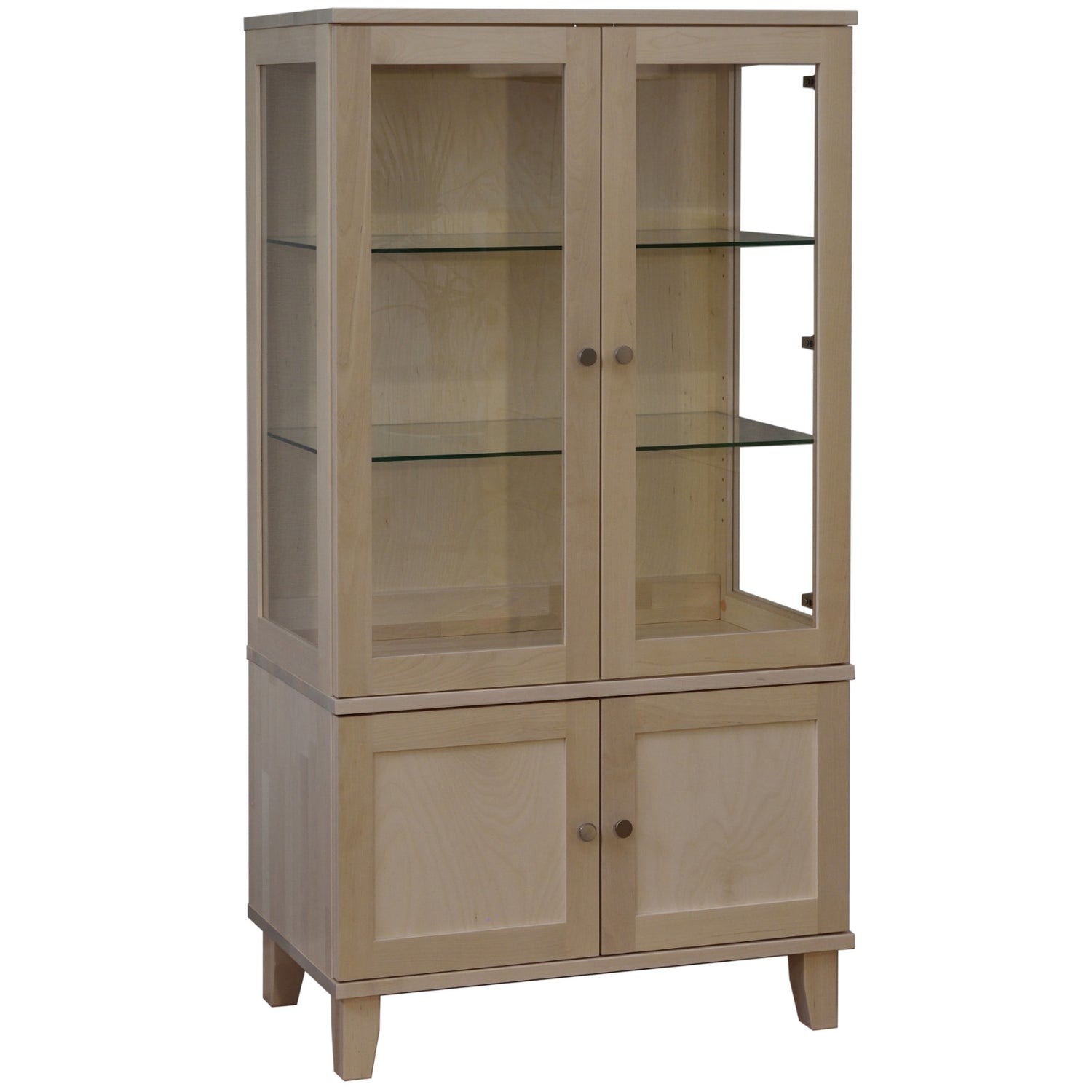 Vuokatti-vitriini, valkolakattu koivu. Vitriinissä on lasikaappi lasihyllyillä, peilipuuovet sekä D26-nuppivetimet nikkelinvärisenä.