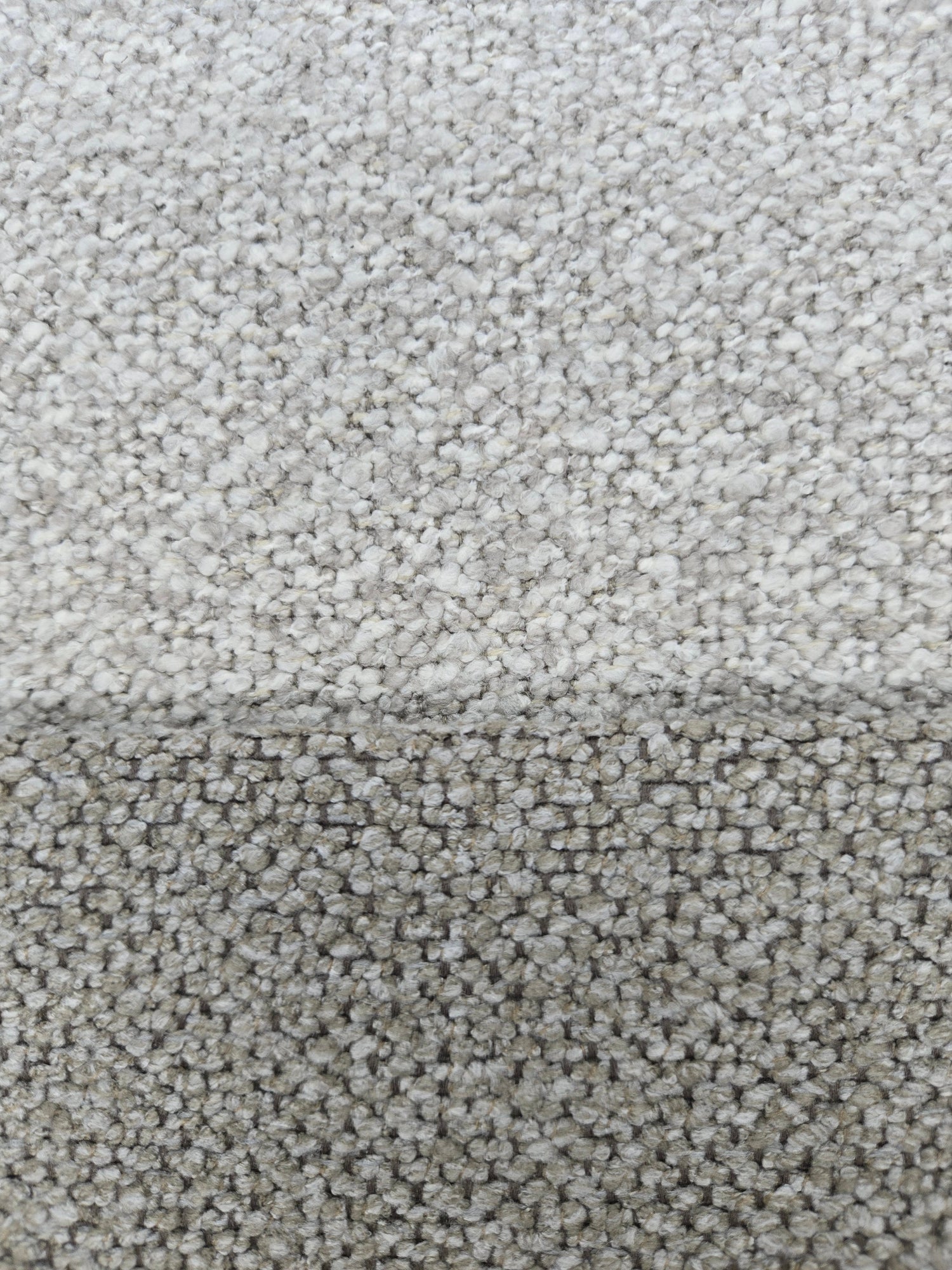 Värimallikuva Vista-kankaan kangasverhoiluväreistä. Ylempänä vaalea beige ja alempana tummempi beige väri.