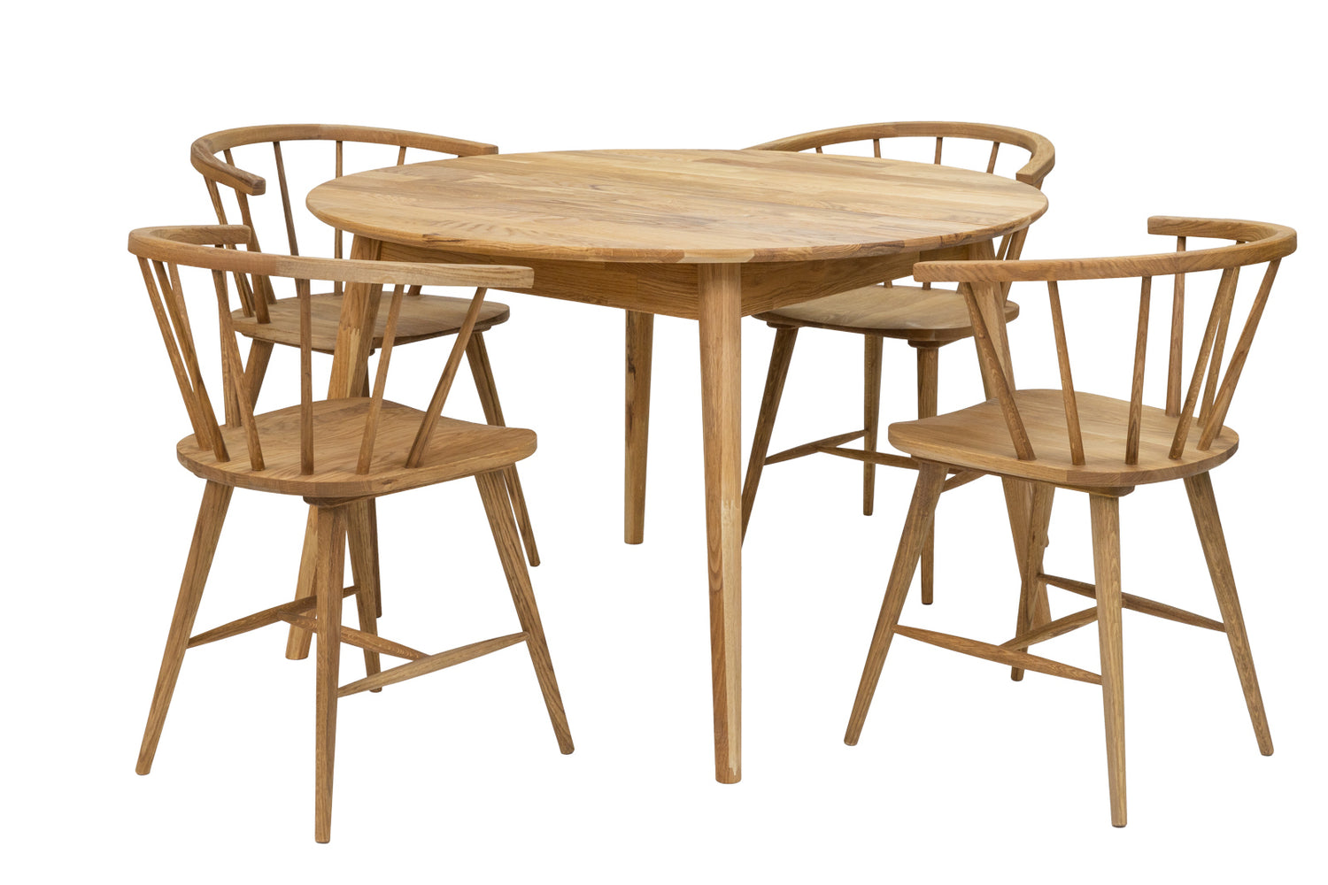 Kuvassa on luonnonväriset Aida-tammituolit yhdistettynä erikseen myytävän pyöreän Vera-ruokapöydän kanssa.