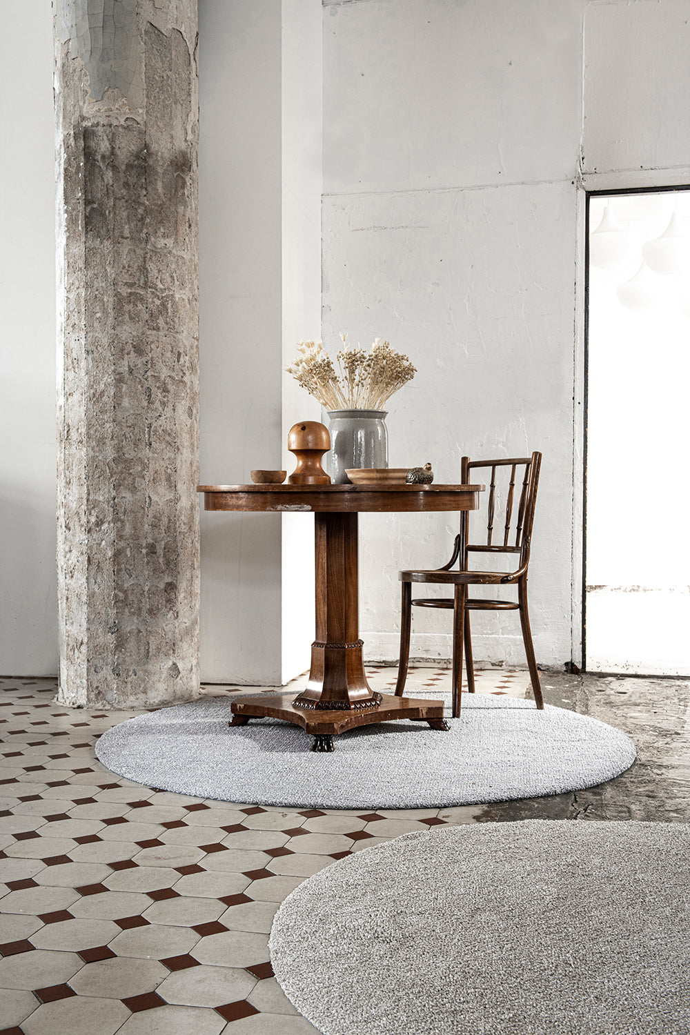 Kuvassa kaksi Viita-mattoa, beige ja harmaa.