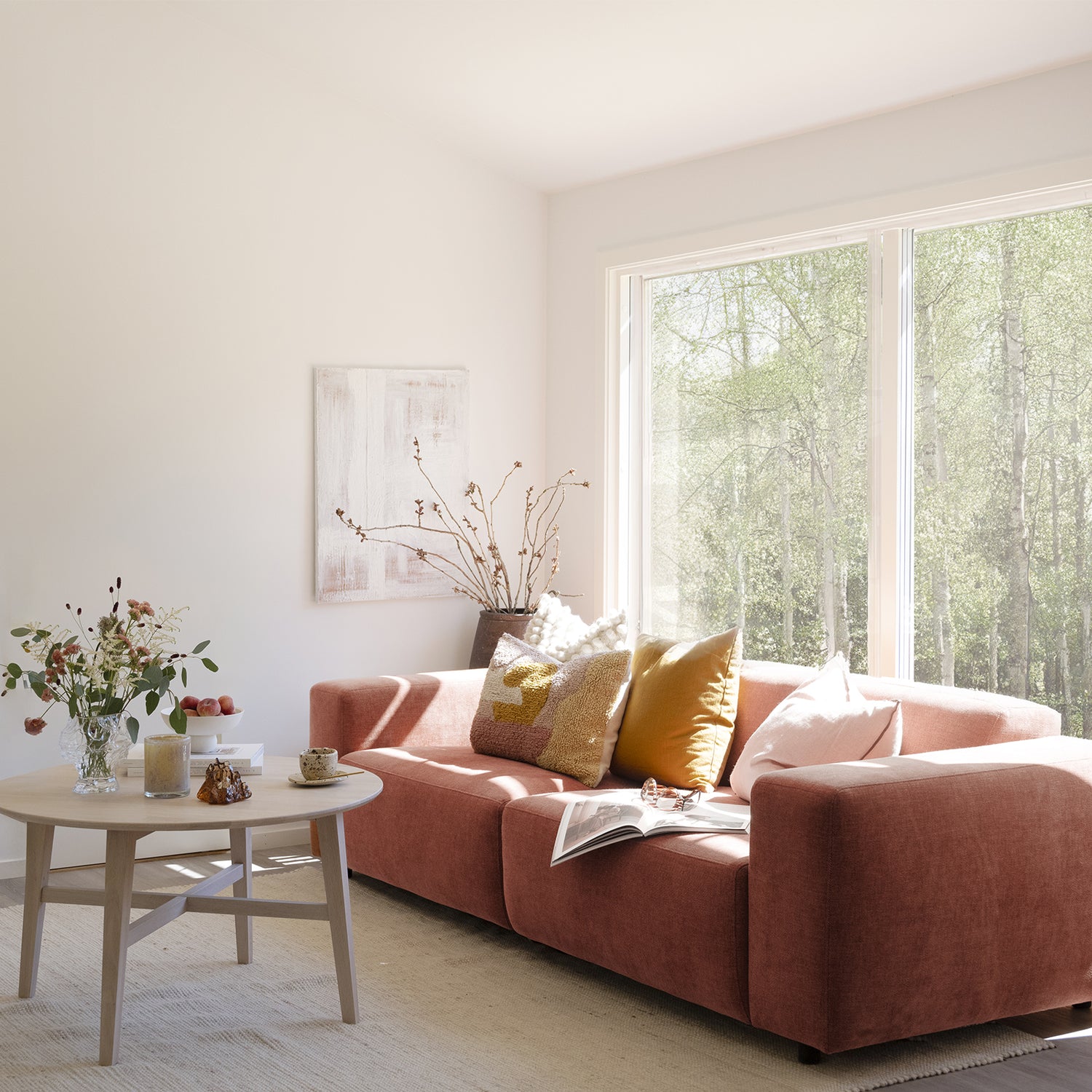 Kuvassa on kolmen istuttava Willard-sohva punaisella Brenda (#52)-kankaalla.