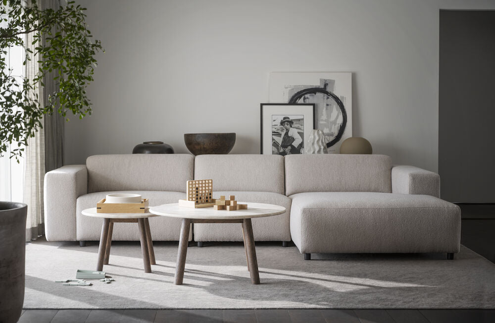 Savutammenväriset Taransay-sohvapöydät 60 cm ja 90 cm sekä Willard-sohva (sohva myydään erikseen).