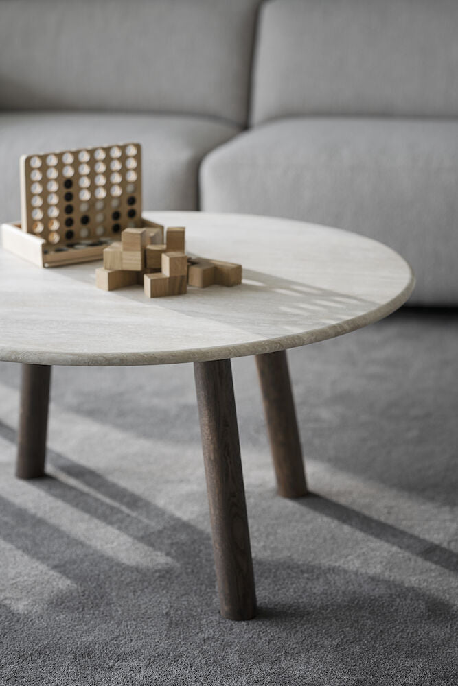 Savutammenvärinen Taransay-sohvapöytä 90 cm. Pöytätaso on korkealaatuista kalkkikiveä ja jalat ruskeaksi lakattua massiivitammea.